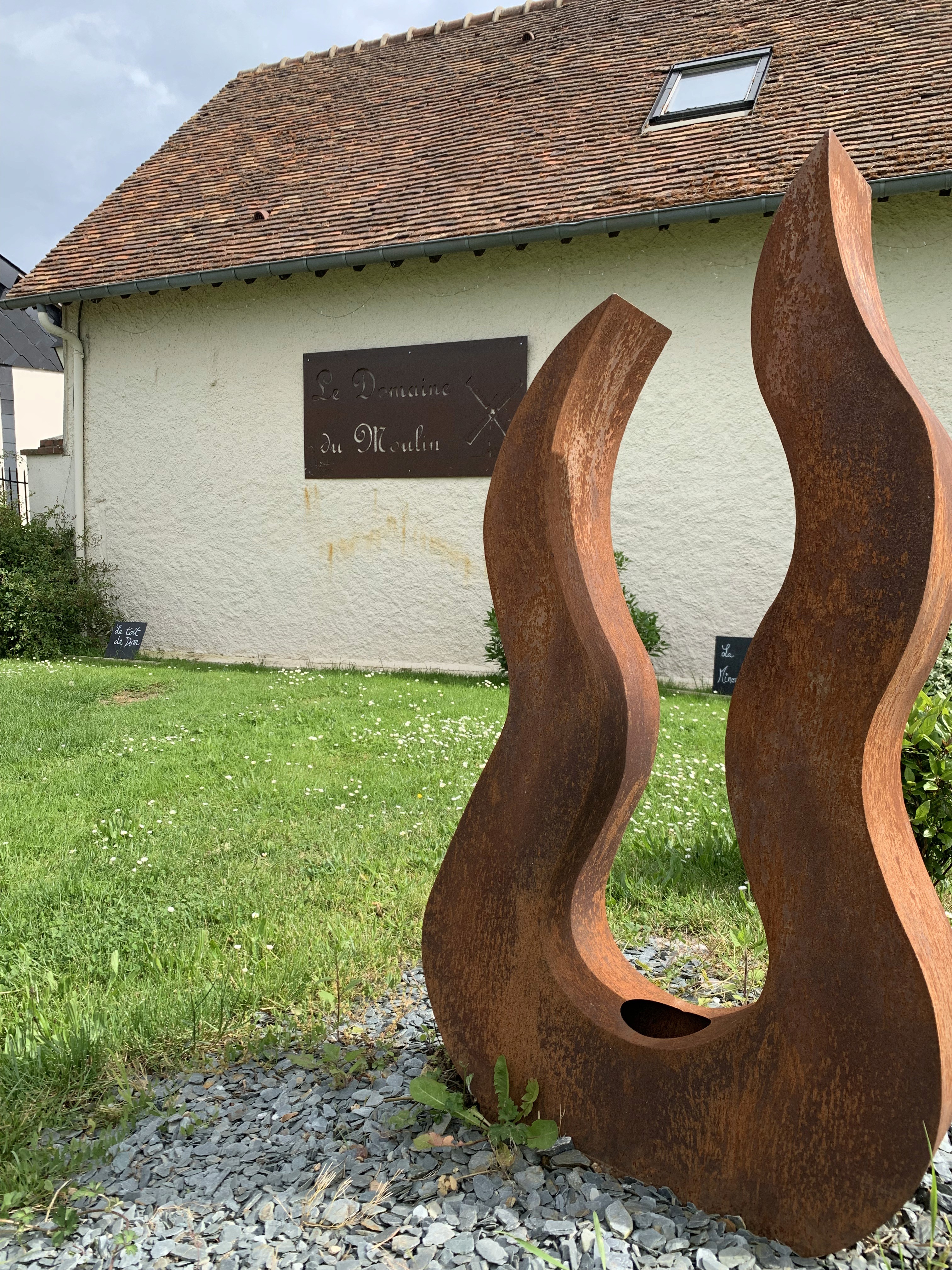 Entrée du Domaine du Moulin avec sa sculpture en acier corten