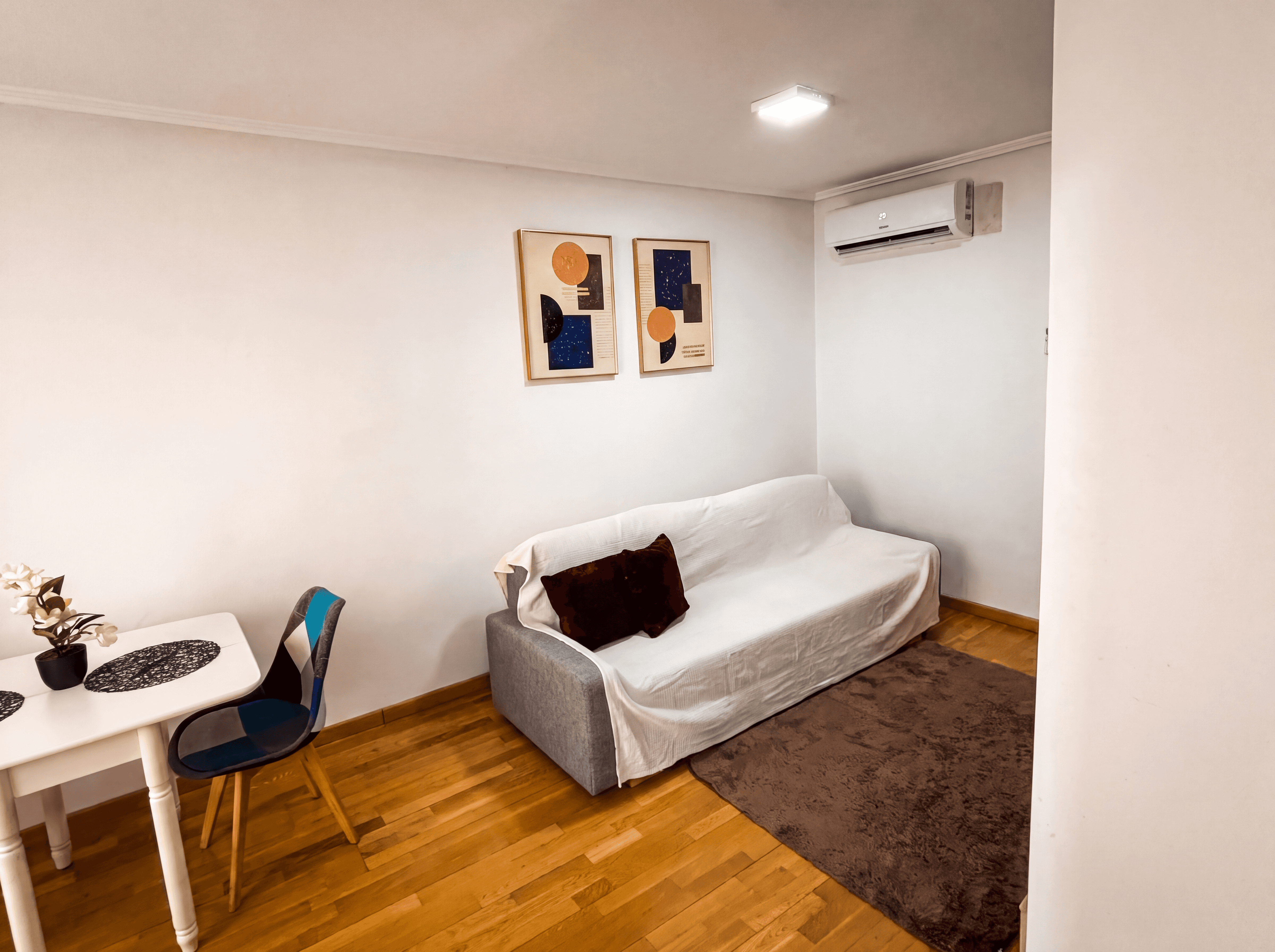 Quarto com roupa de cama clara