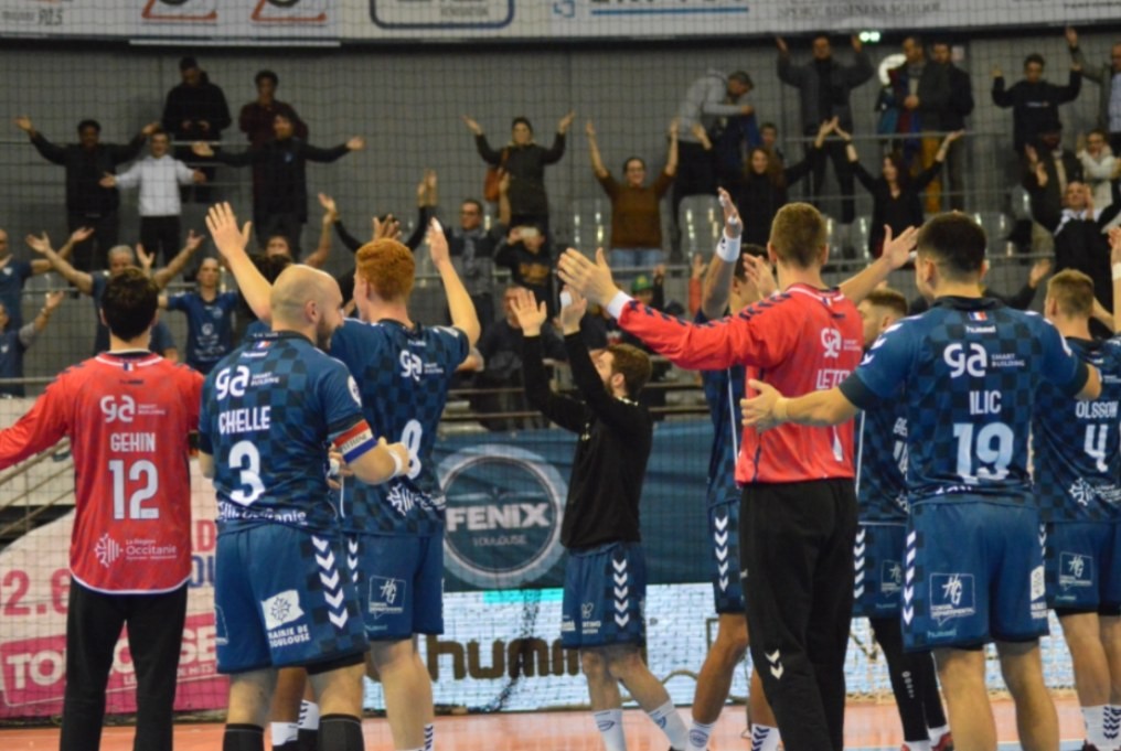 Les joueurs du Fenix Toulouse Handball saluent leurs supporters à la fin du match