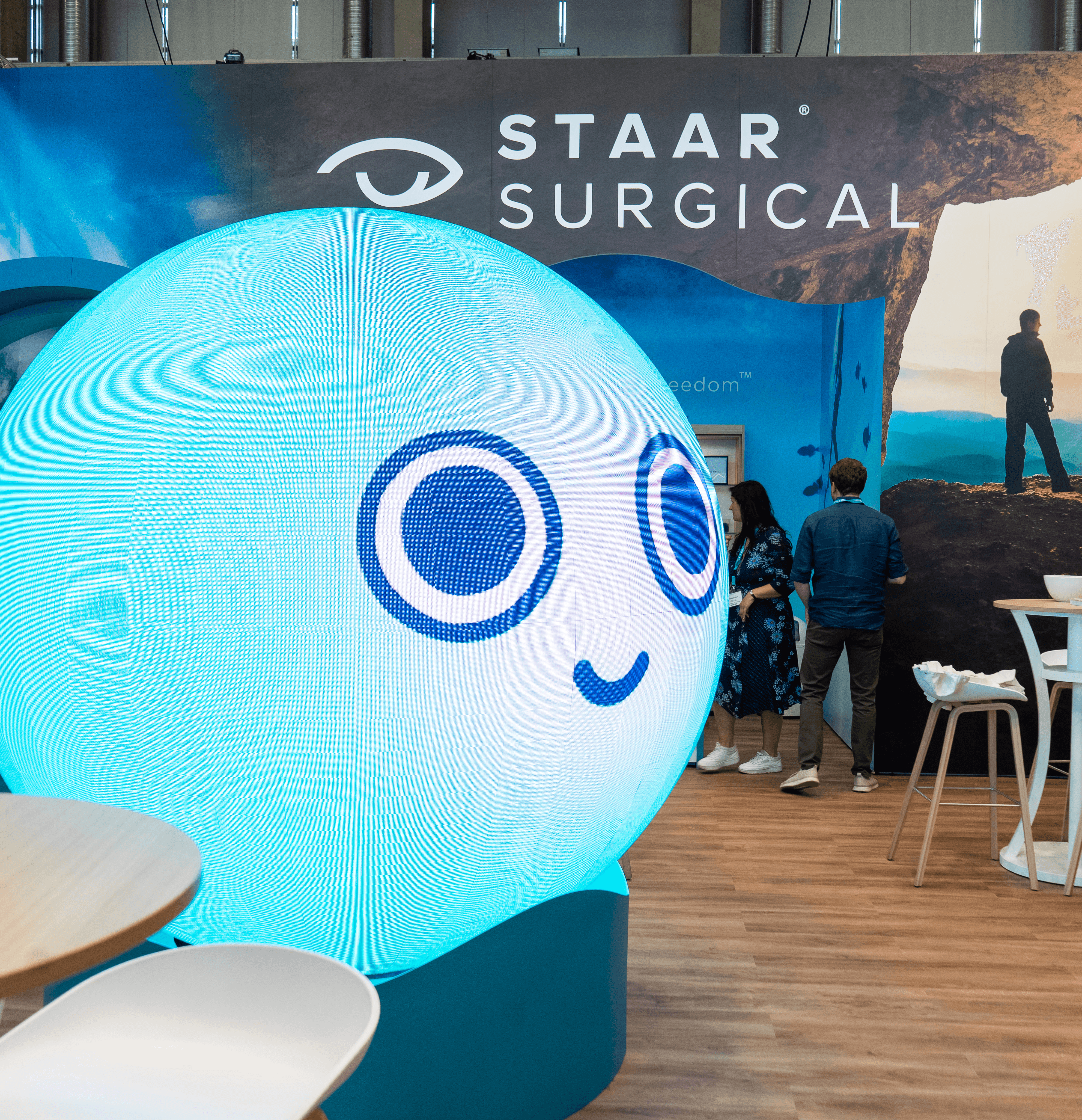 Staar Surgical LED Kugel Auge Interaktiver Smiley auf Messe