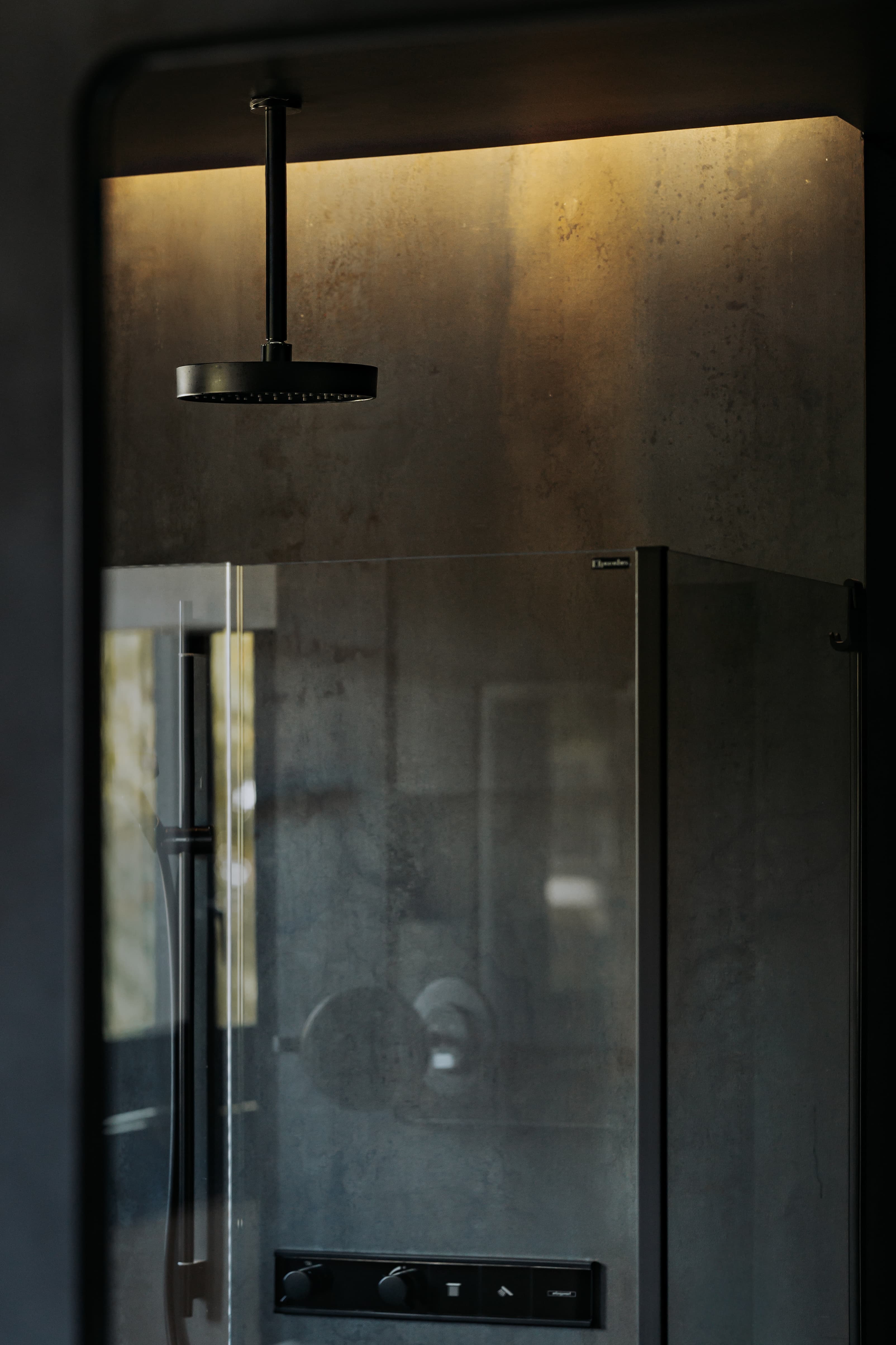 dark bathroom design