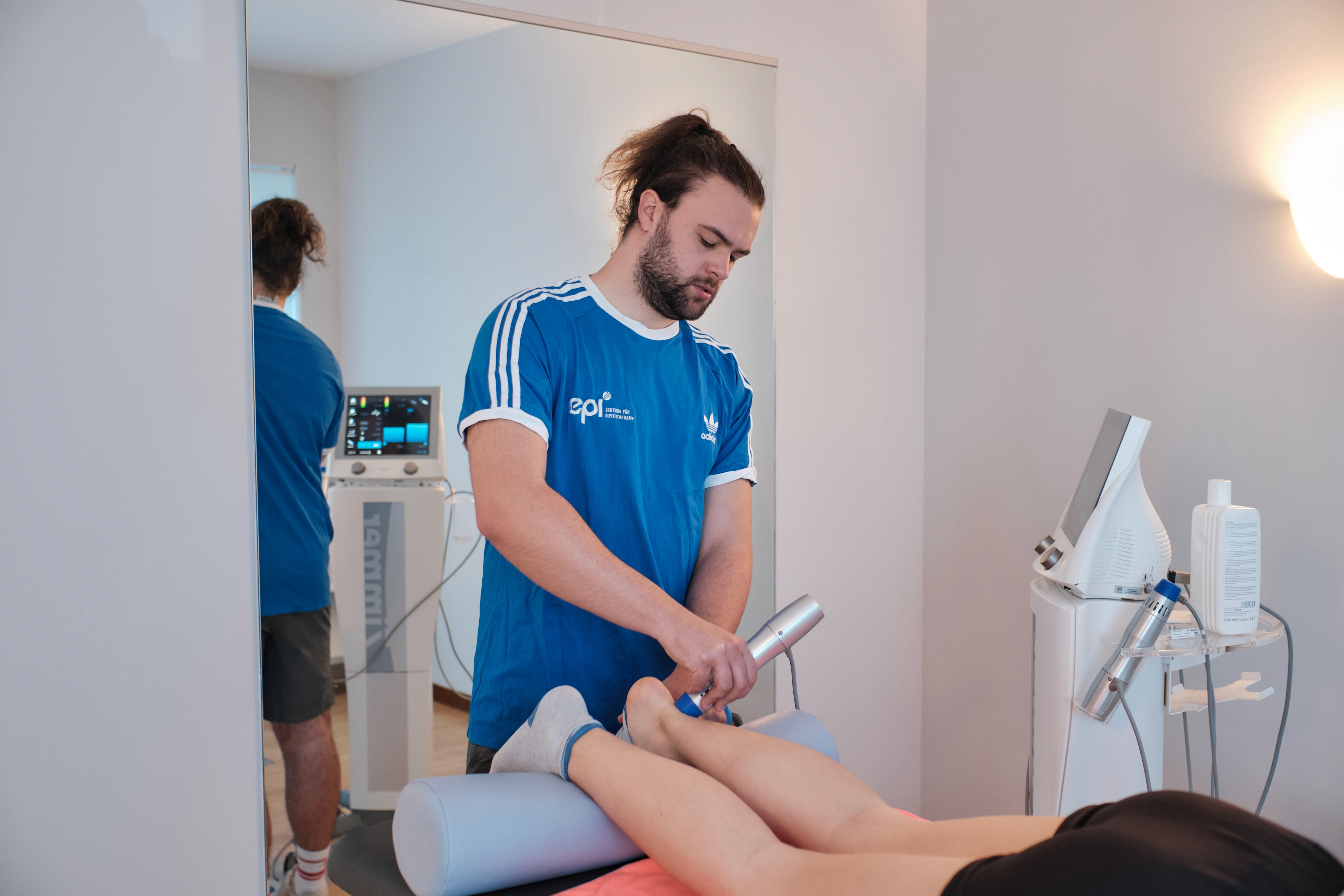 Epi Zentrum ein Mann der einen Patienten behandelt