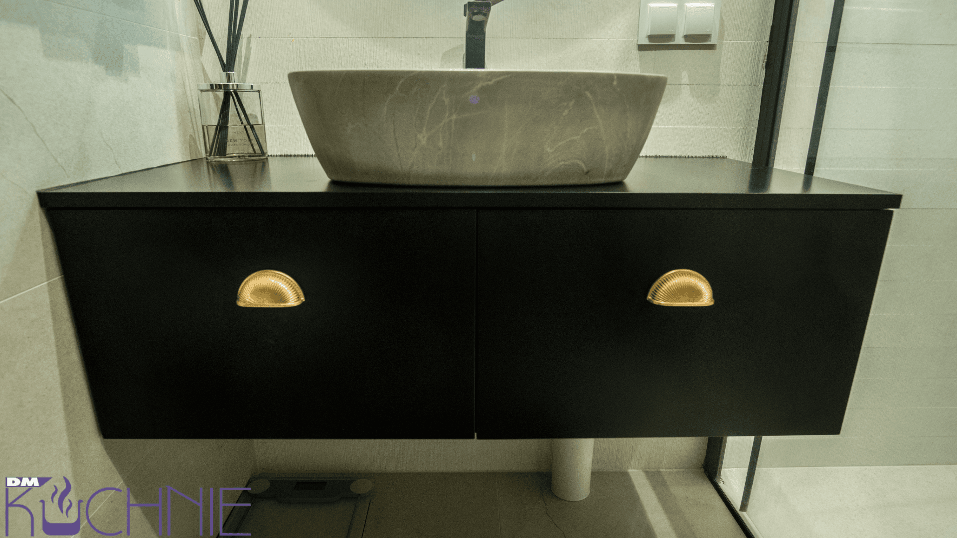 Meble na wymiar Warszawa – klasyczna szafka z frezowanym frontem i złotymi uchwytami