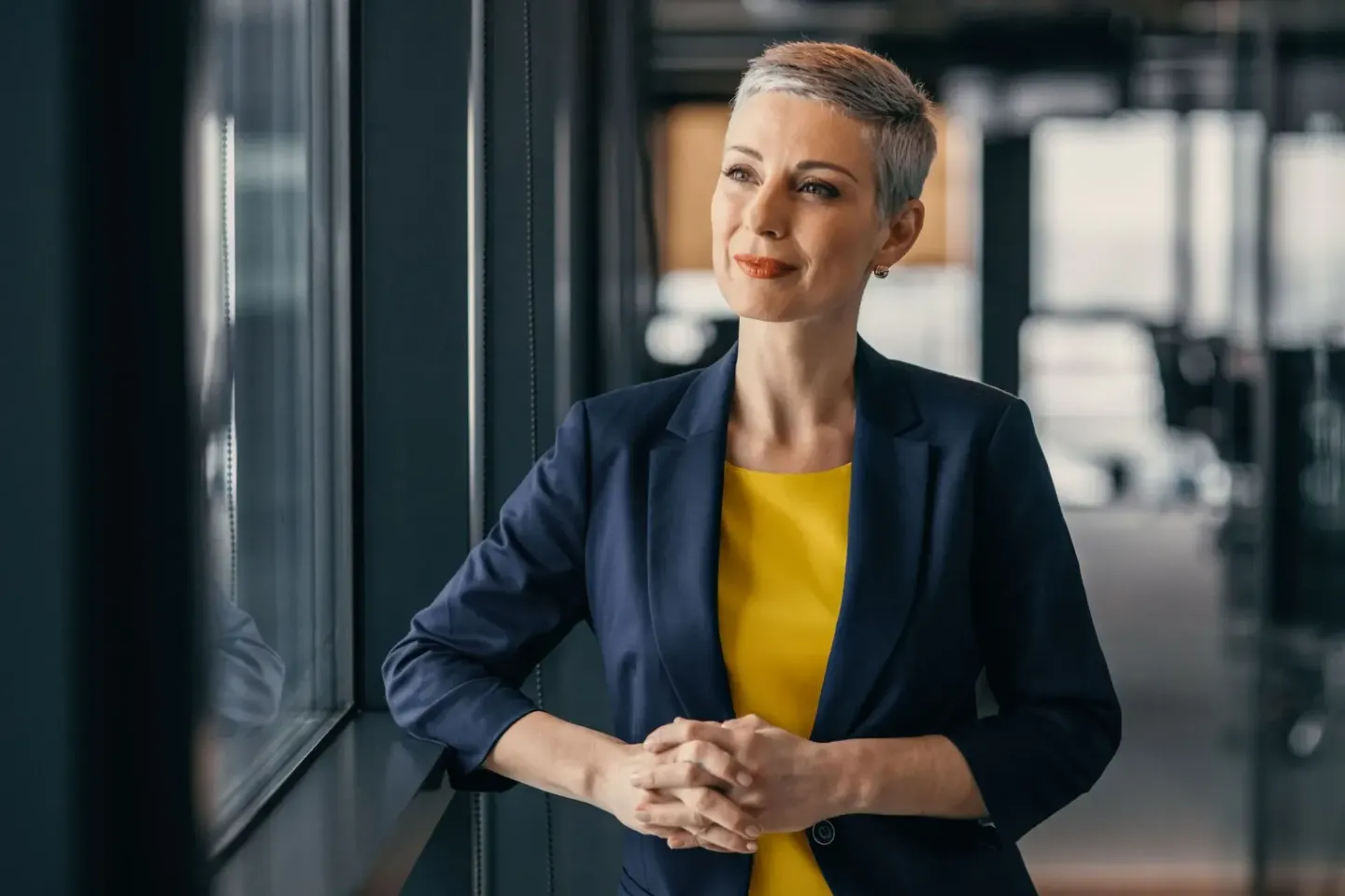 Mujer ejecutiva sintiendo total tranquilidad sobre su futuro financiero. Especialistas en Allianz PPA en Murcia Centro: el plan de pensiones asegurado que blinda tu capital e interés contra las caídas de bolsa, con máxima deducción fiscal.