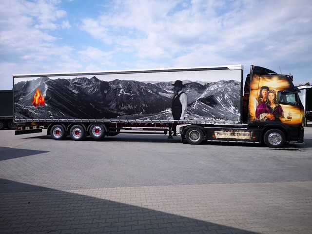 Duży format druku UV na plandece transportowej