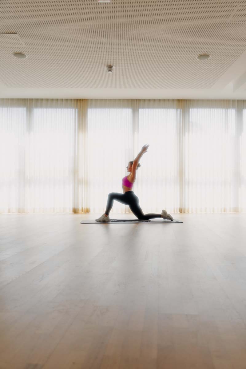 Frau bei Yogaübung in Kursraum puls Vaihingen