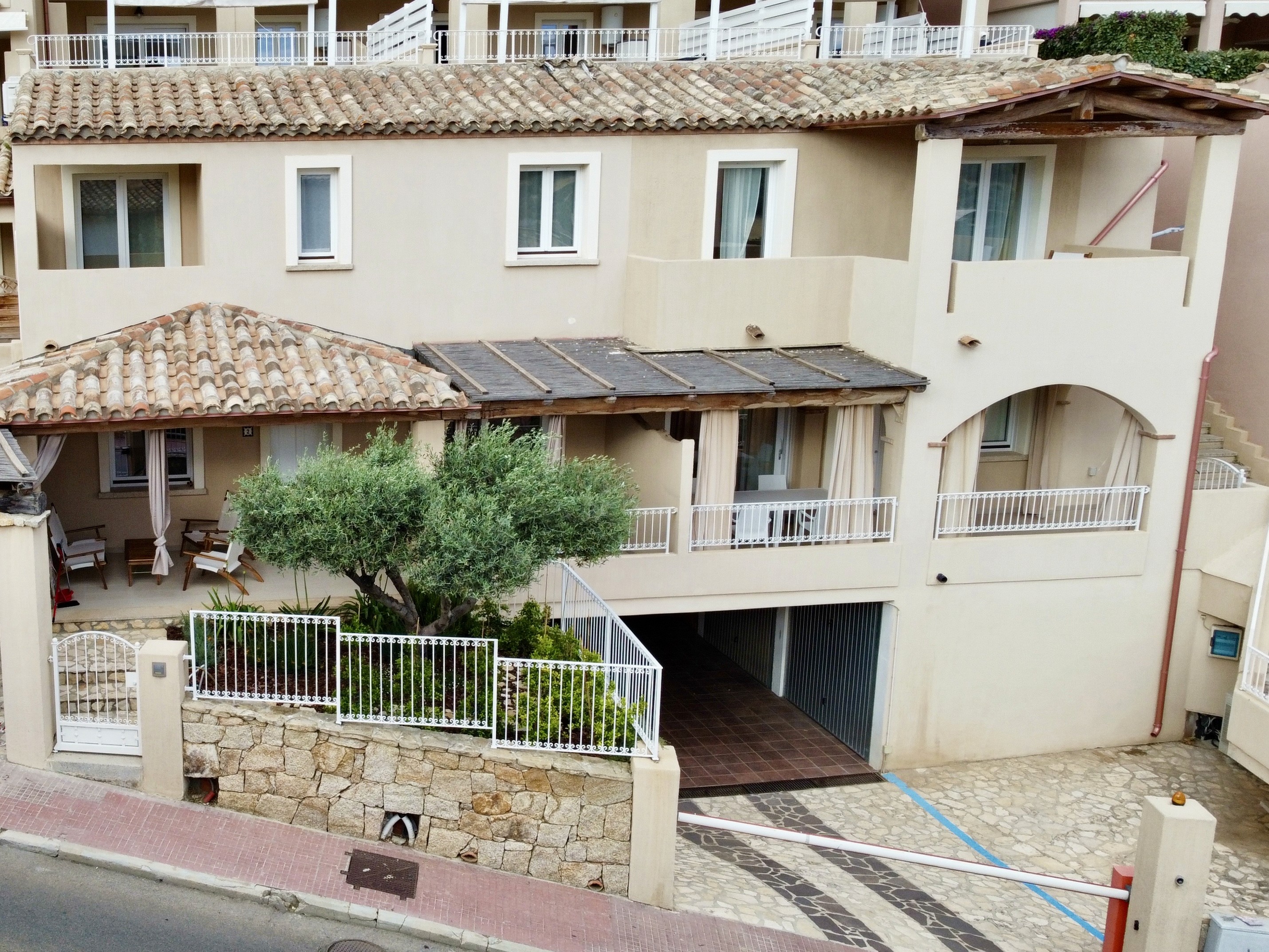 Facciata esterna degli appartamenti Shardana Standard a Villasimius