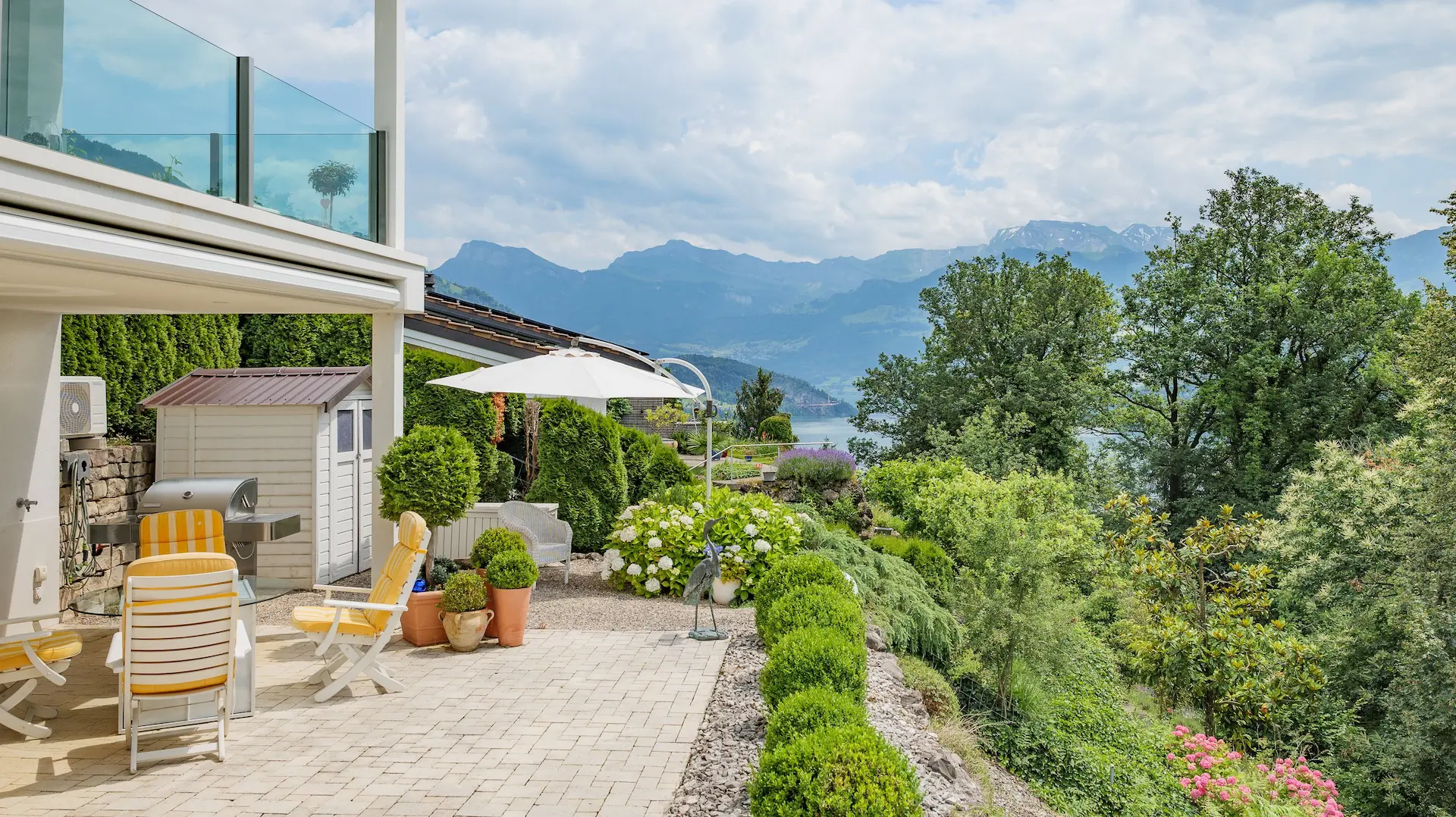 Grosszügiger Gartensitzplatz mit Aussicht auf den Vierwaldstättersee
