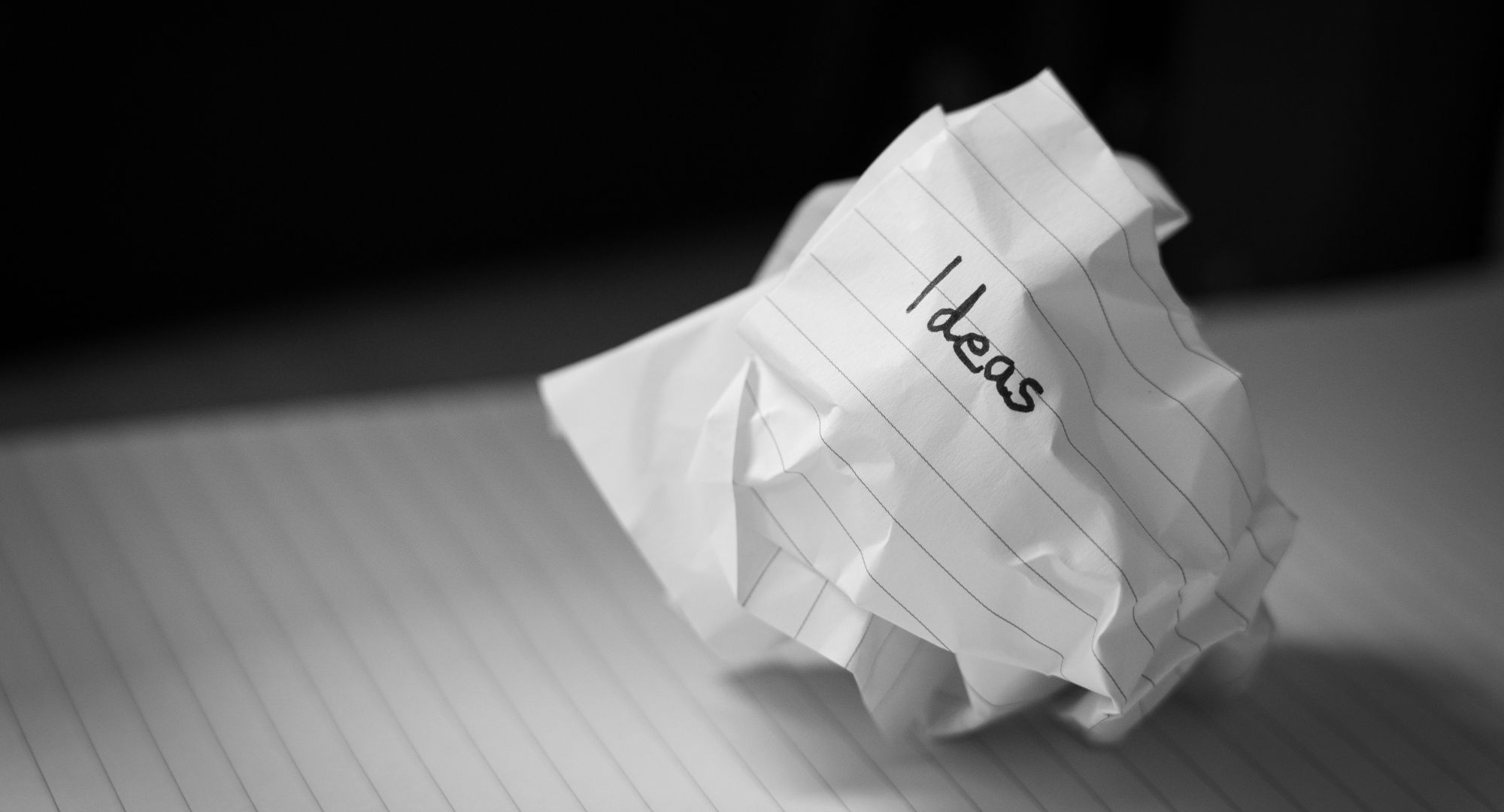 bola de papel amassado escrito "Ideas" - "ideias" em inglês
