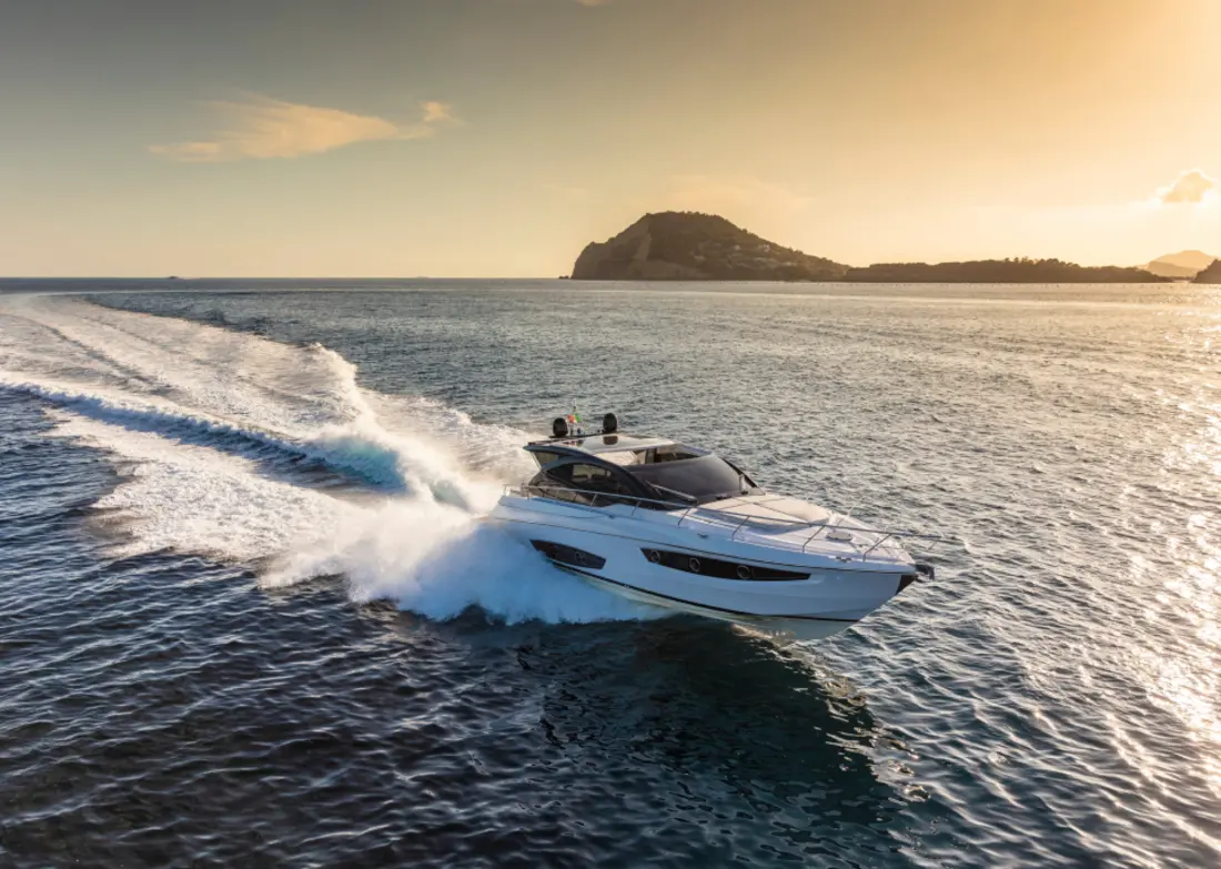 Motorboot bei Sonnenuntergang auf dem Meer