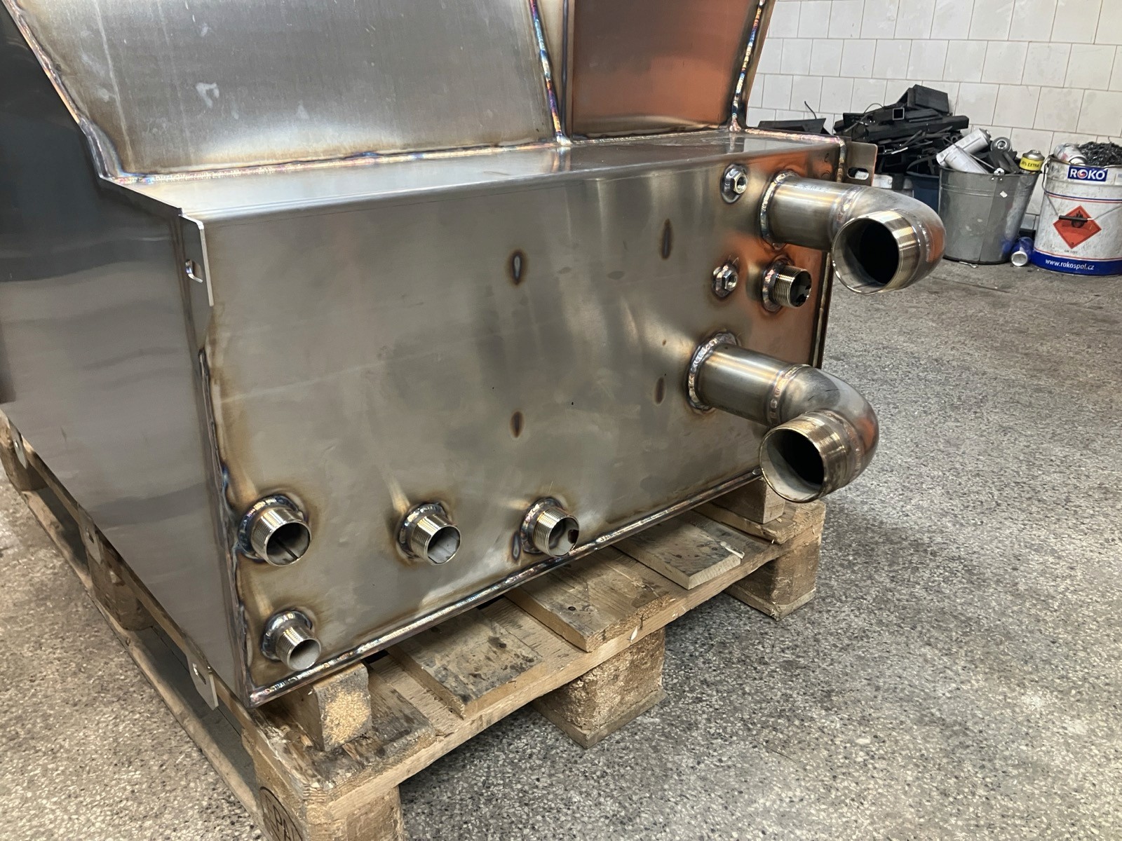 Nerezová nádrž na olej na autojeřáb