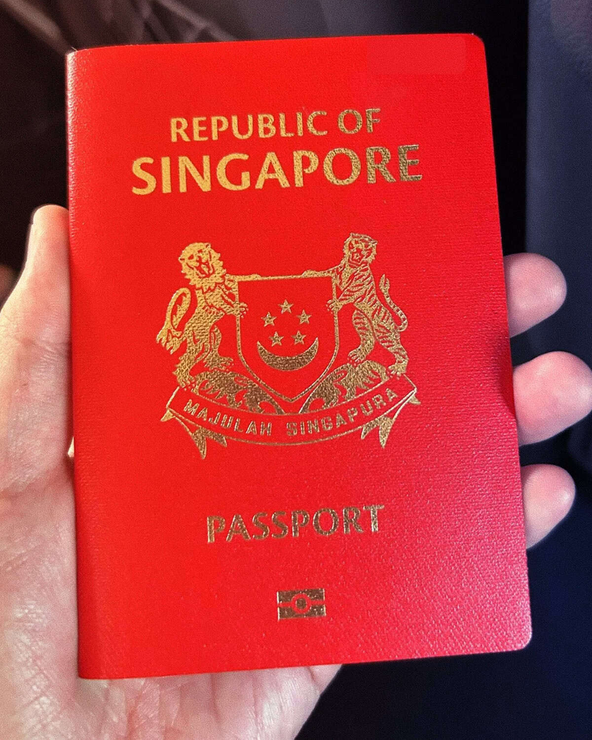 Hộ chiếu Singapore bìa đỏ với quốc huy vàng - hộ chiếu quyền lực nhất thế giới 2026 theo Henley Passport Index