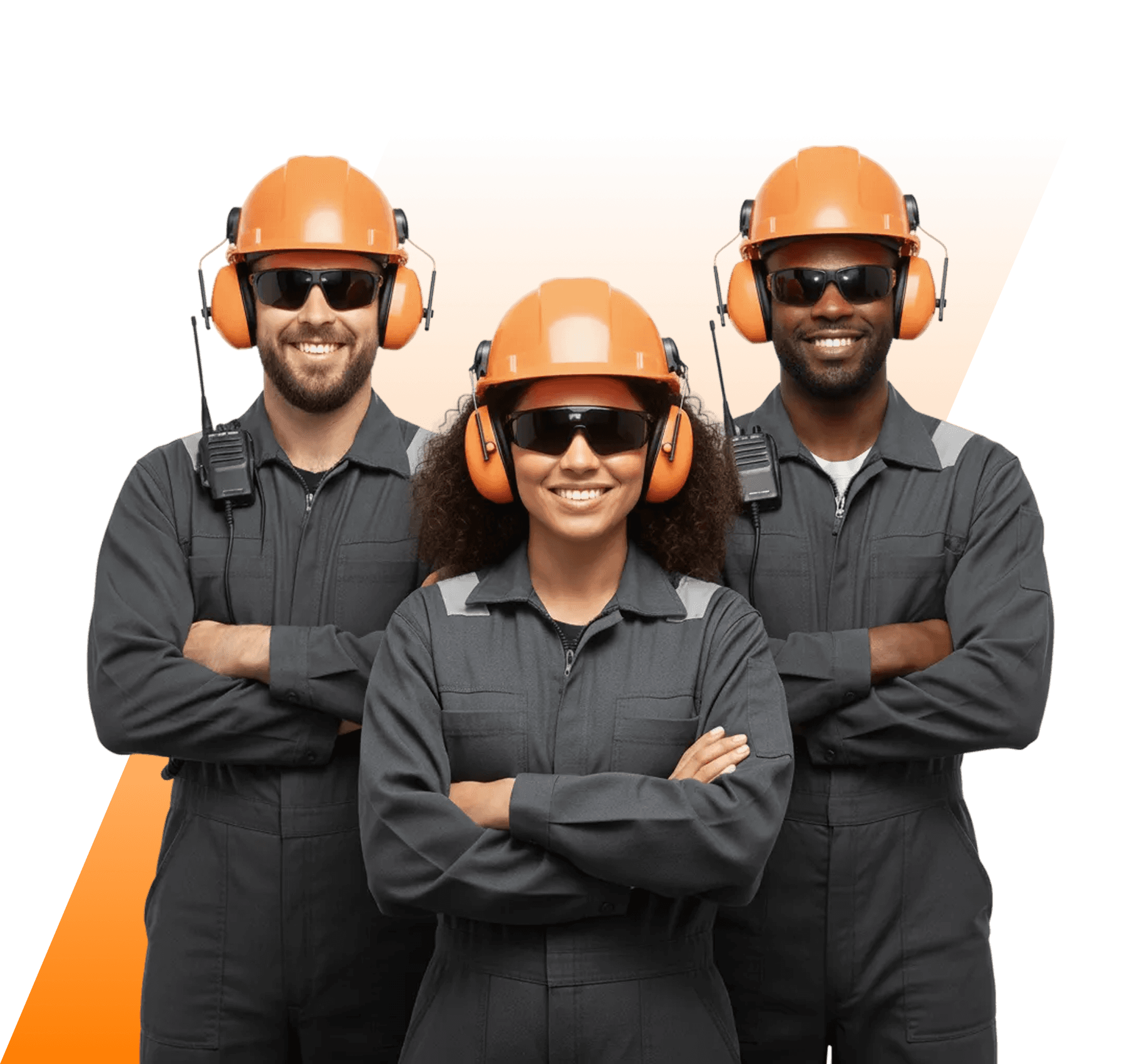 Homem e mulher, ambos com capacetes brancos e coletes de segurança (laranja e amarelo), sorrindo e com braços cruzados, segurando projetos. Representam profissionais de SSMA, engenharia ou supervisão de obras.