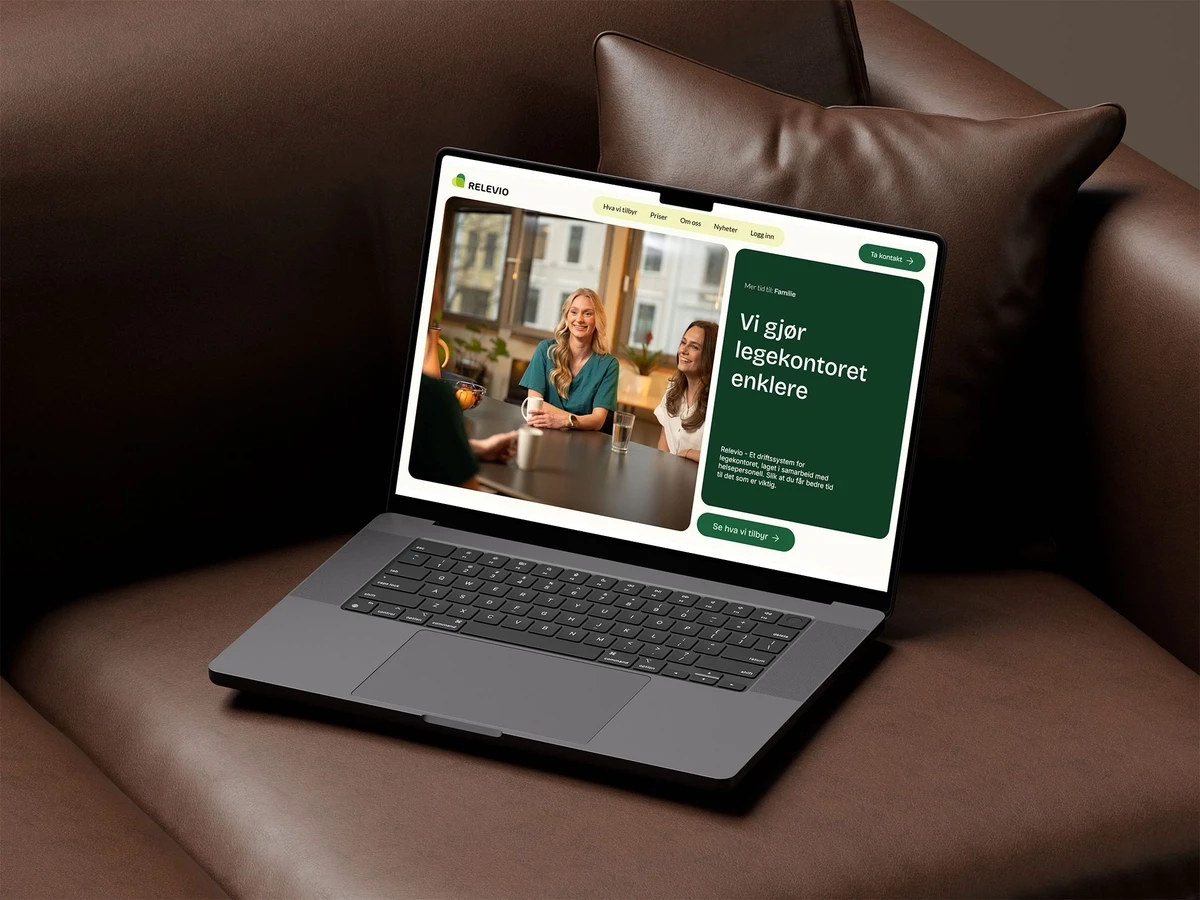 PC med Relevios nettside på en sofa