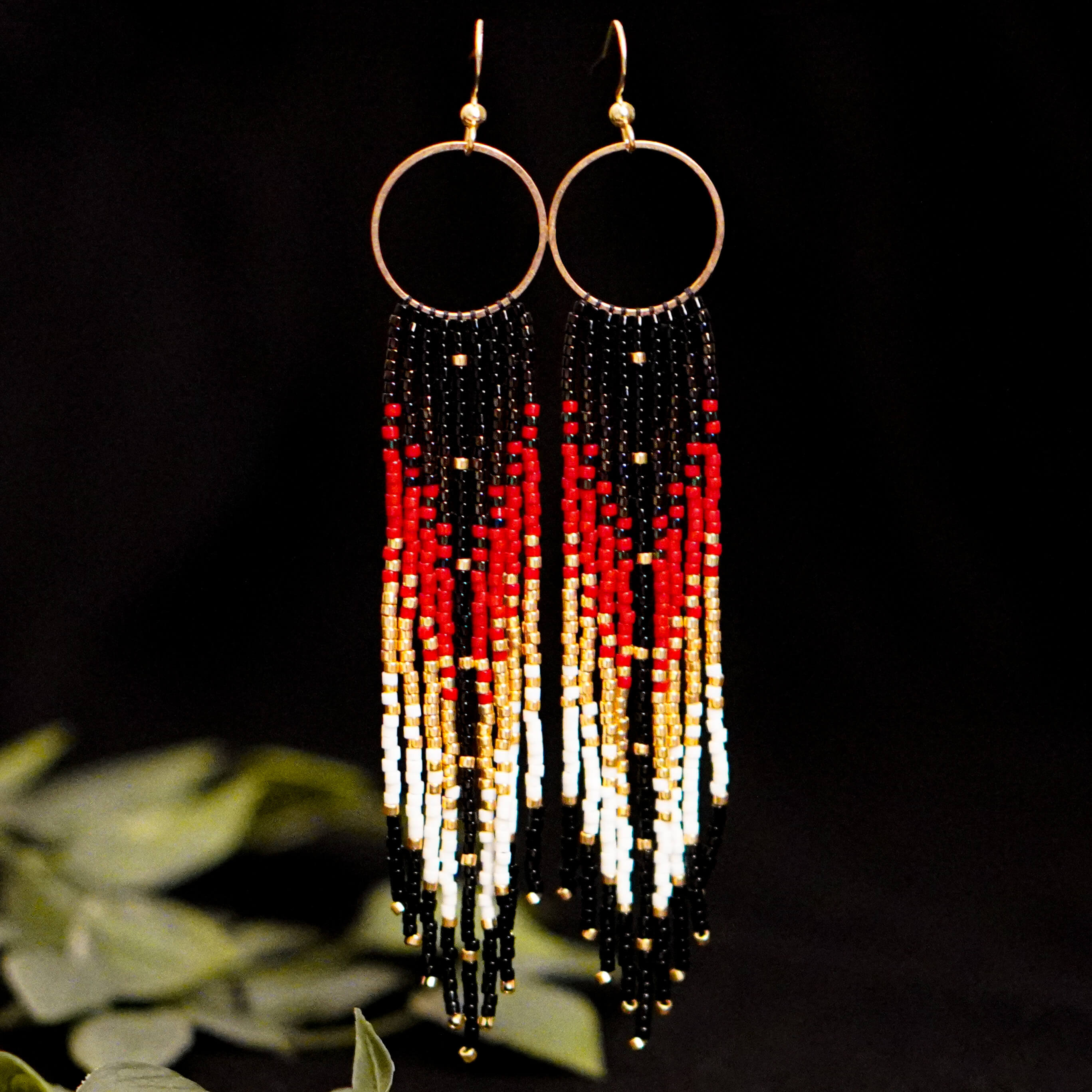 Długie wiszące kolczyki boho ręcznie robione czerwone czarne złote