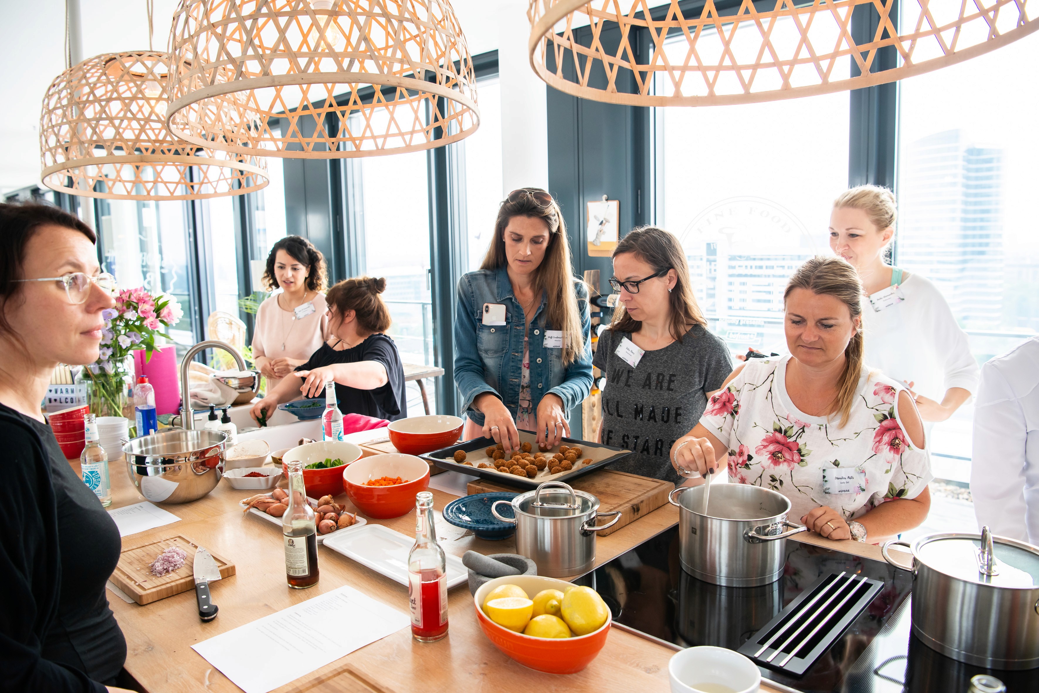 Teilnehmerinnen arbeiten gemeinsam an einem Kreativ-Workshop mit Pflanzen und Bastelmaterialien