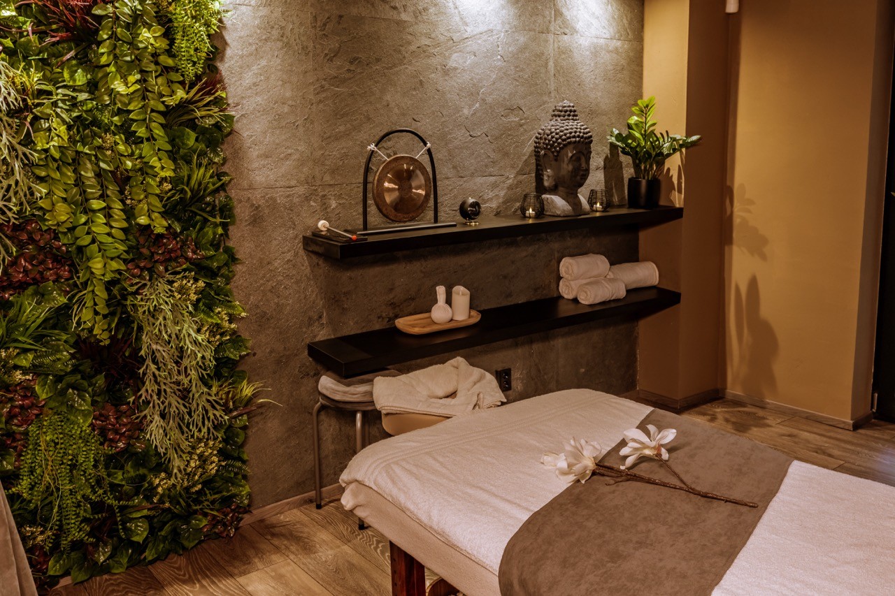 Komfortní masážní lehátka a relaxační místnosti připravené pro procedury v LAYA Spa Ritual Jablonec nad Nisou