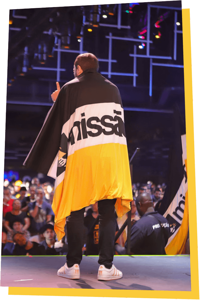 Fundador Renan Santos no Congresso MBL com a bandeira do partido missão