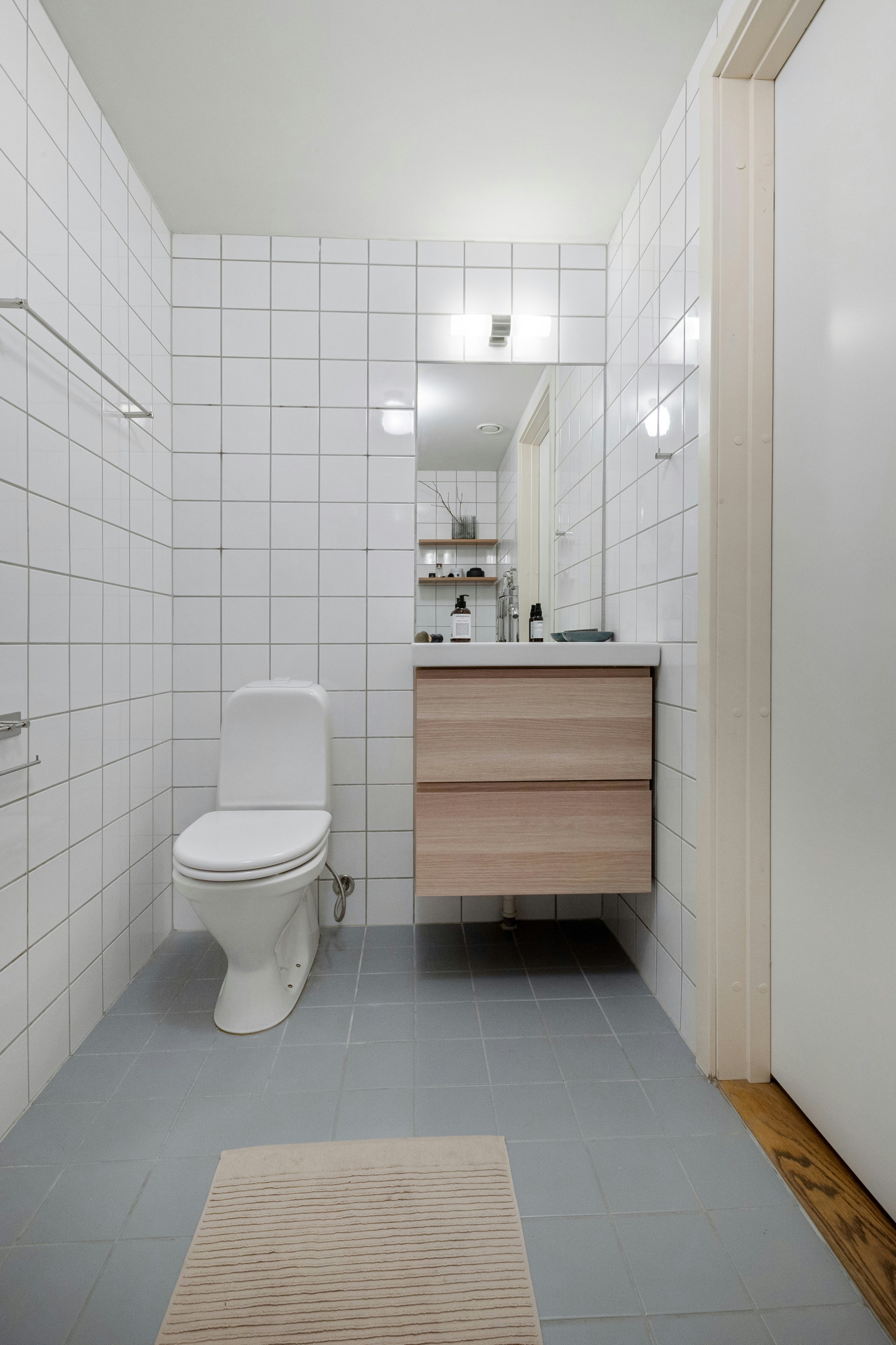 A bathroom with a toilet and a sink