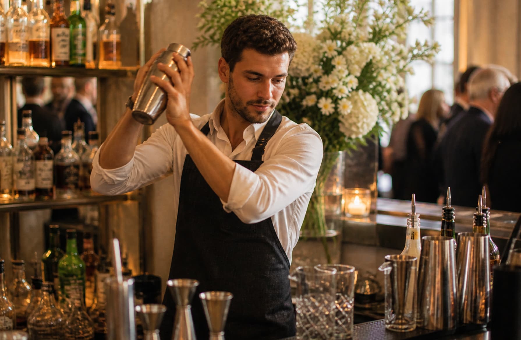 Bartender bereidt cocktail tijdens cocktail catering event