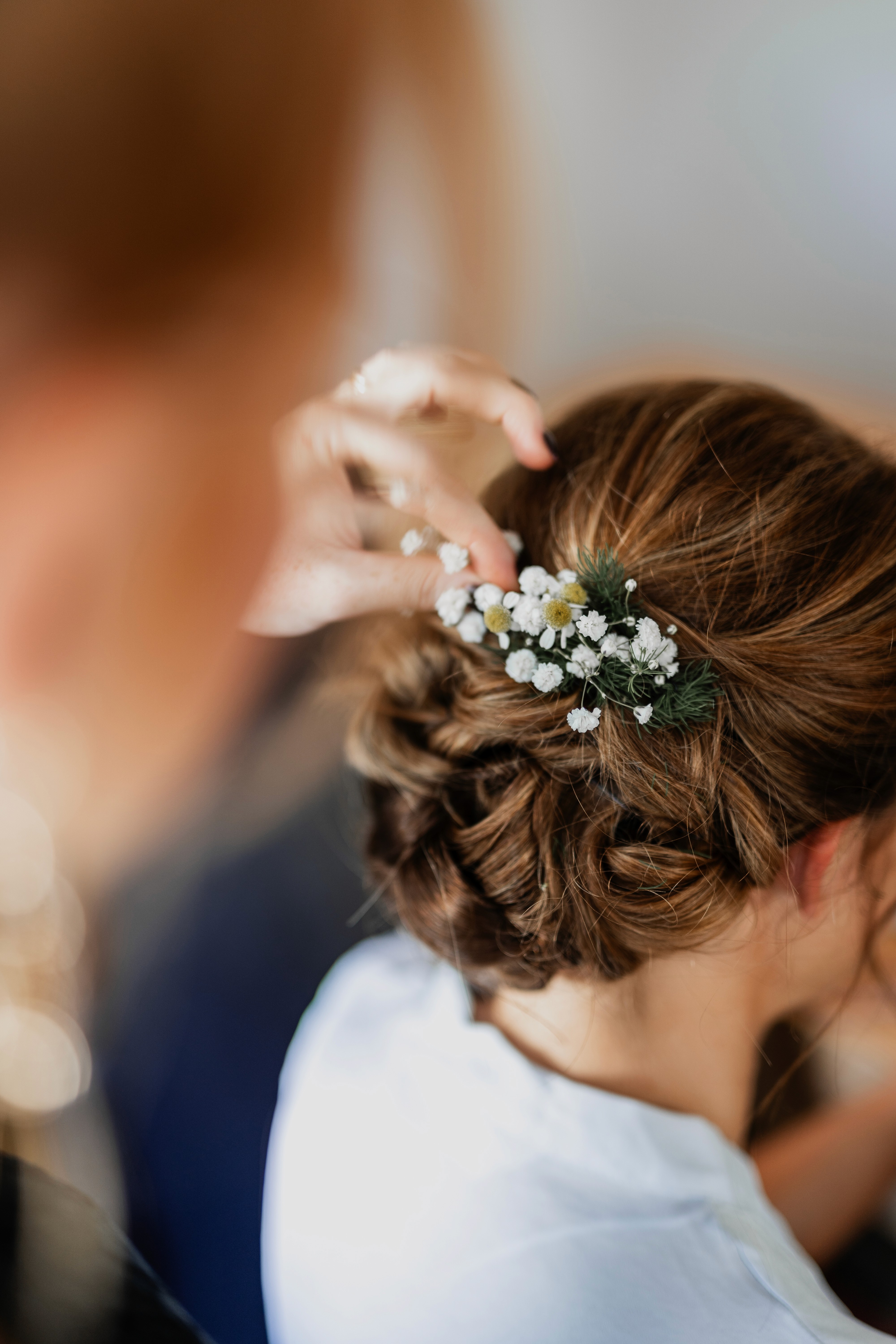 15. Brautfrisur mit Haarschmuck – kreative Detailaufnahme aus der Hochzeitsreportage
