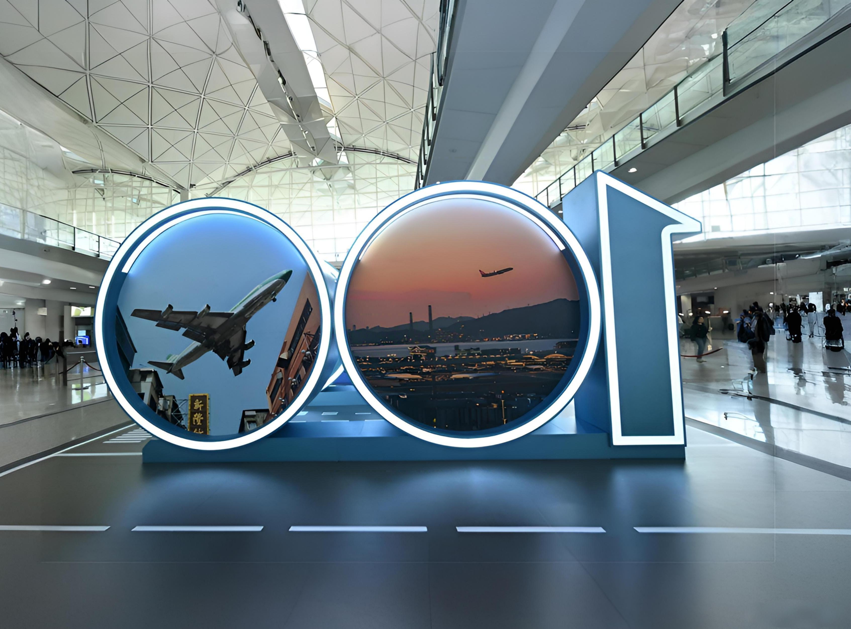 BW Design 策劃的香港國際機場創意展覽設計,結合大型立體裝置與航空主題背光框。