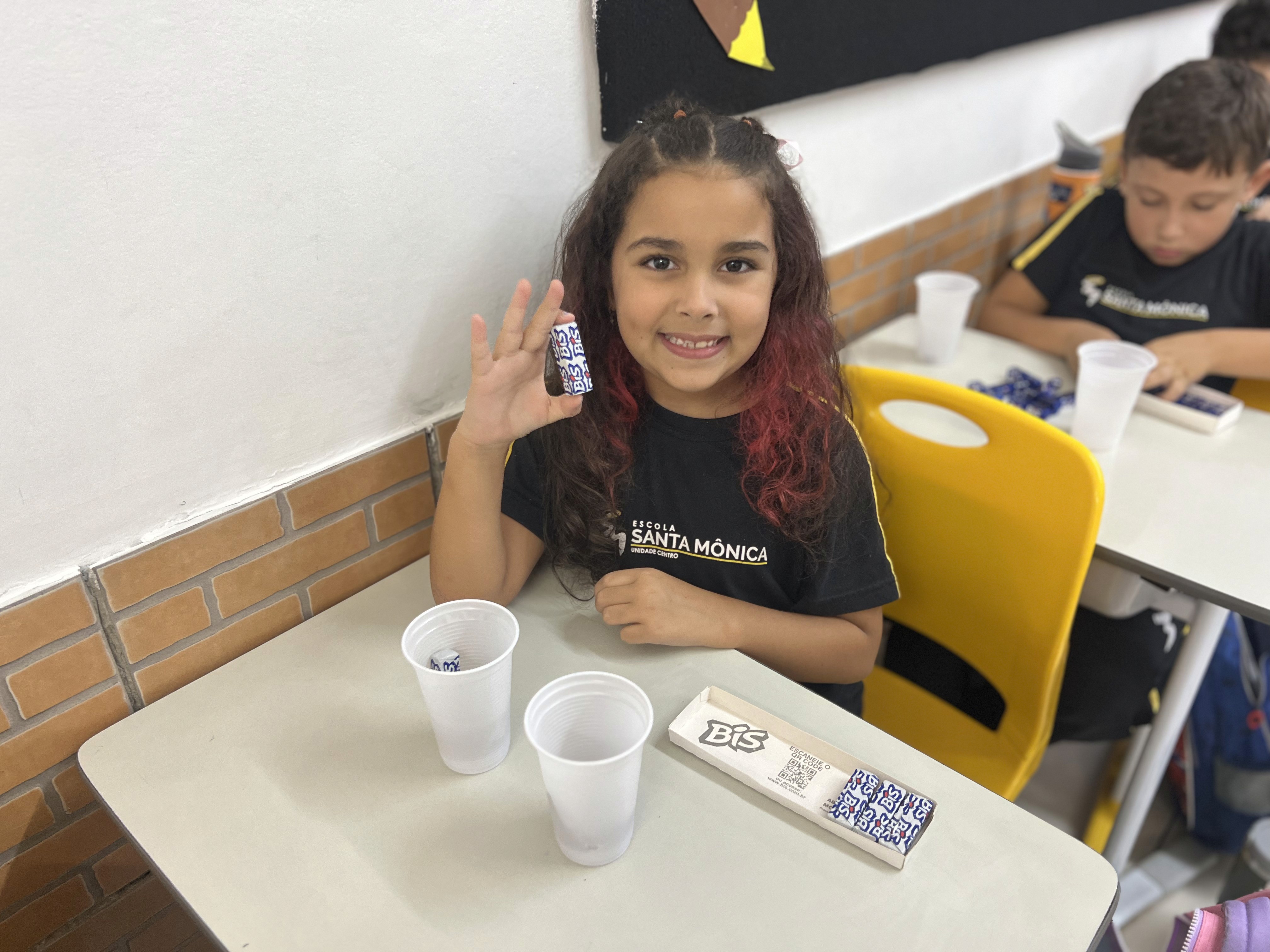 Alunos do Jardim II da Escola Santa Mônica participam de atividade do projeto Astroalfa explorando a letra A.