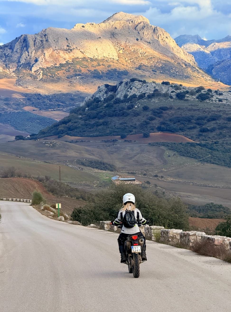 Закат на море с такими же как ты. Наслаждайся и гоняй по песку и морскому берегу.