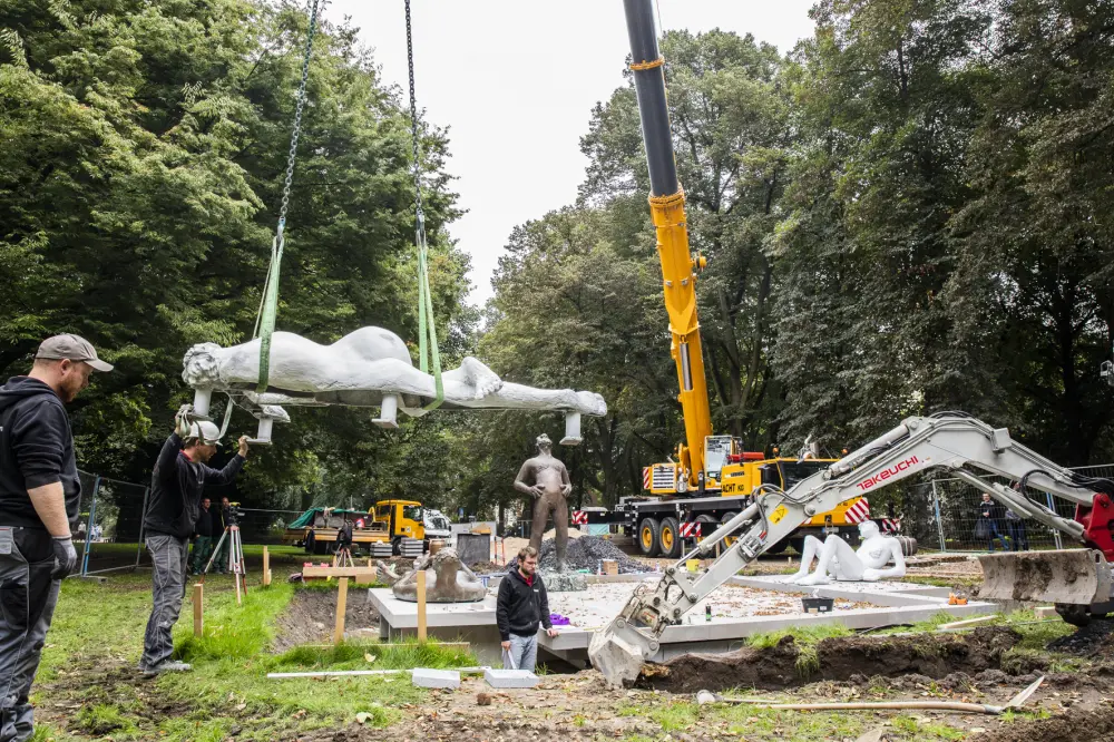 Isometrische Zeichnung eines Bauprojekts mit mehreren Gebäuden und markierten Strukturen in Rot