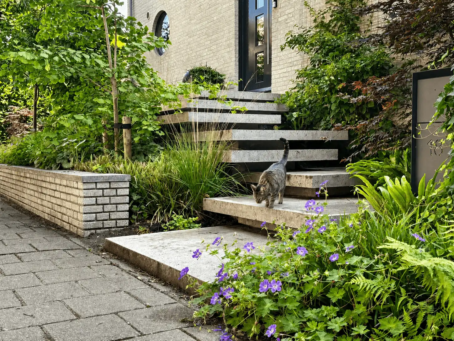Strakke tuinaanleg van elegante staptegels in Malden door Hoveniersbedrijf Star Landscaping
