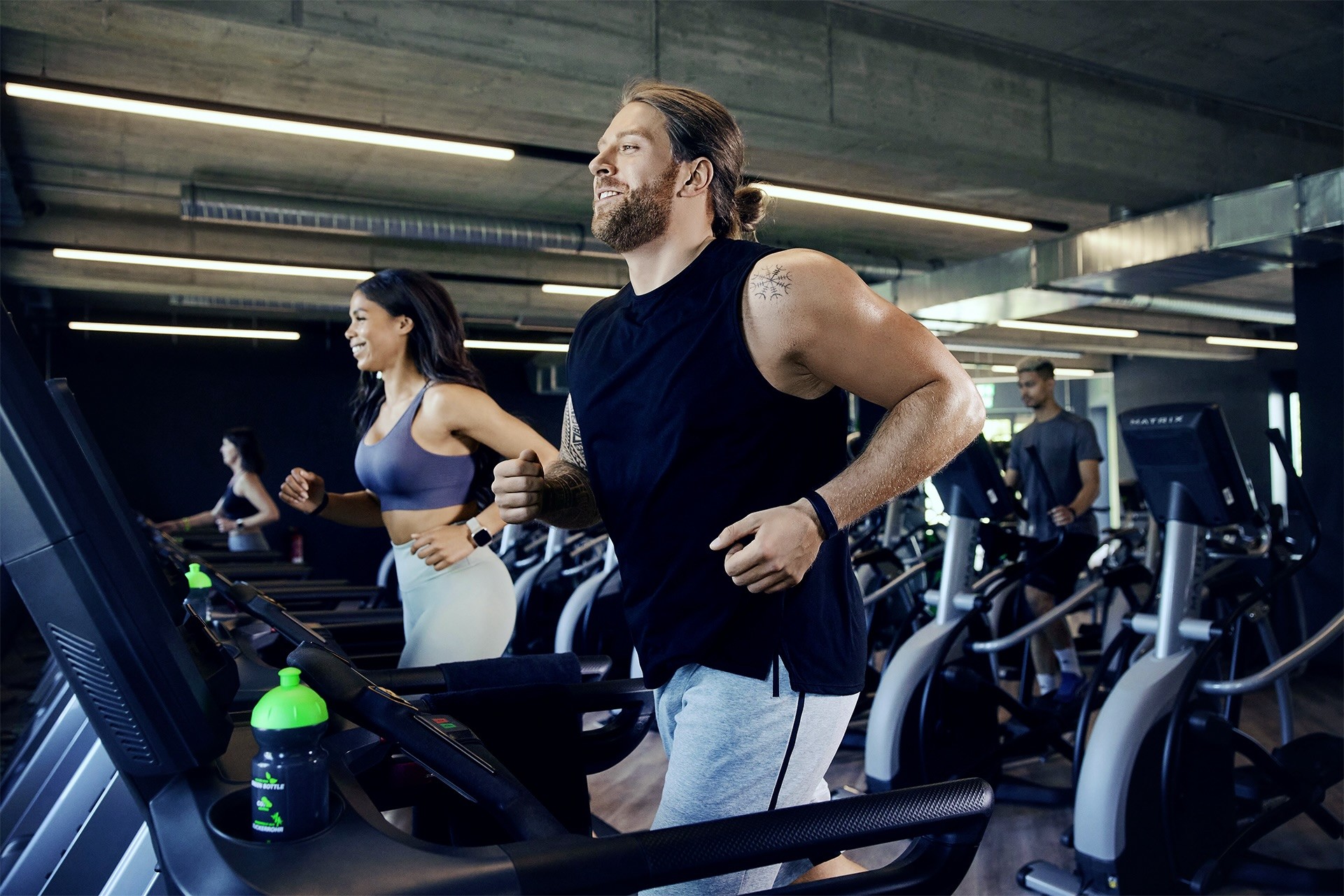 Zwei Mitglieder von XTRAFIT arbeiten an ihrer aeroben Ausdauer auf den modernen und sauberen Laufbändern in einem der XTRAFIT Gyms in Deutschland.