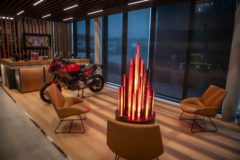 Motorrad in modernem Showroom