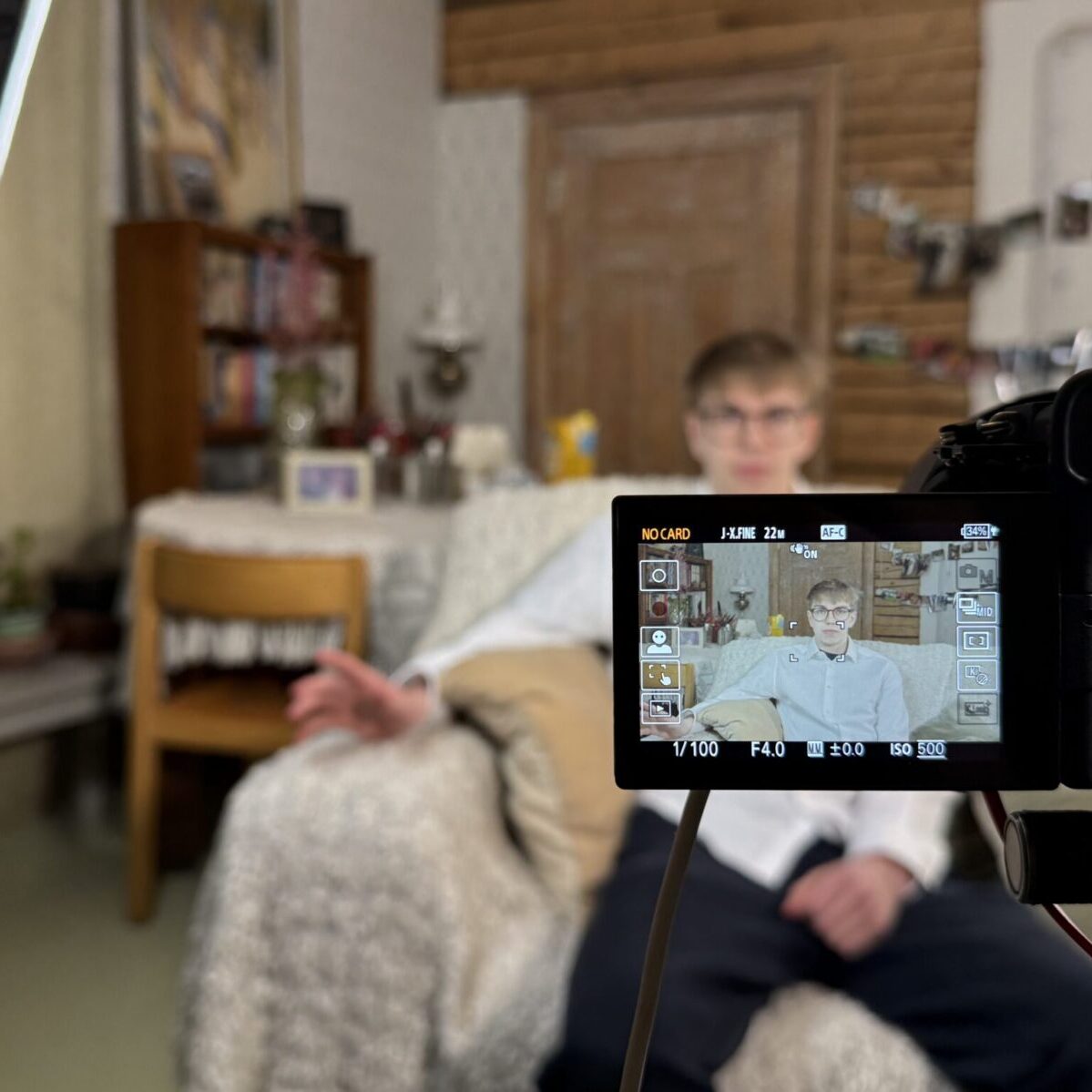 Kaamera statiivil ja inimene taustal