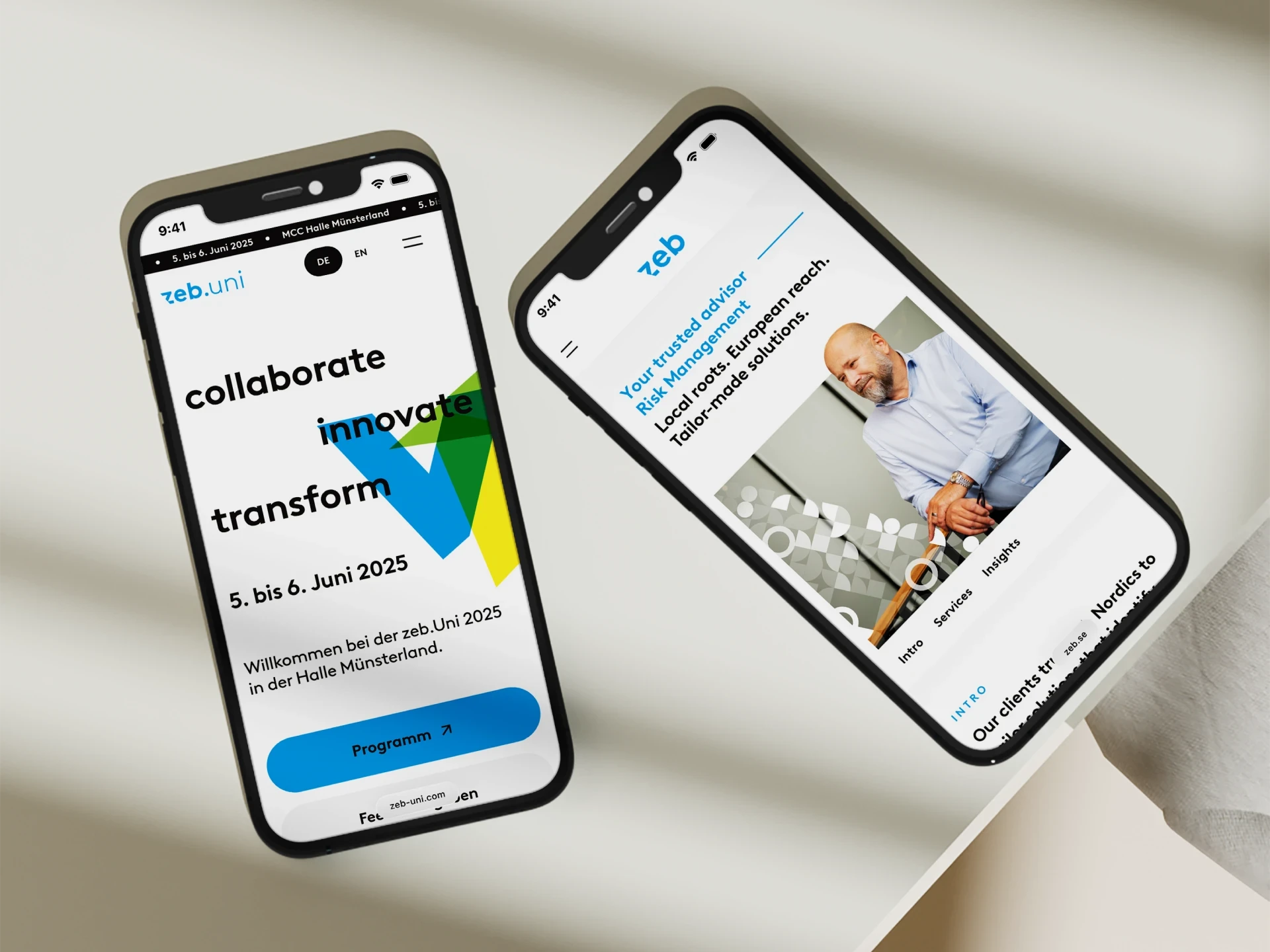 Zwei Smartphone Geräte zeigen zeb Websites