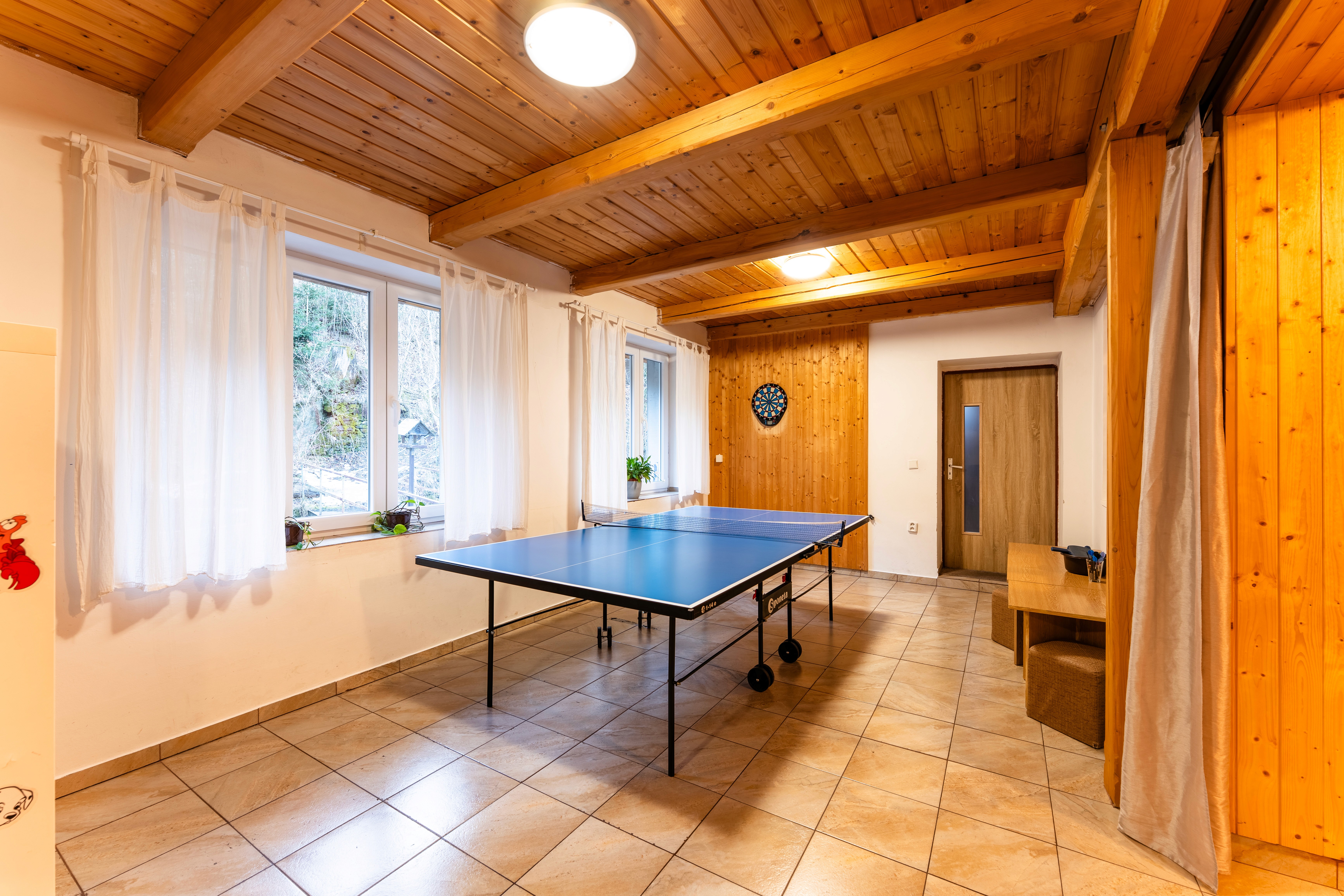 Užijte si večery ve společném prostoru s posezením, barem a kamny. Ideální místo pro sdílené chvíle a zábavu, kde si můžete zahrát pingpong nebo šipky.