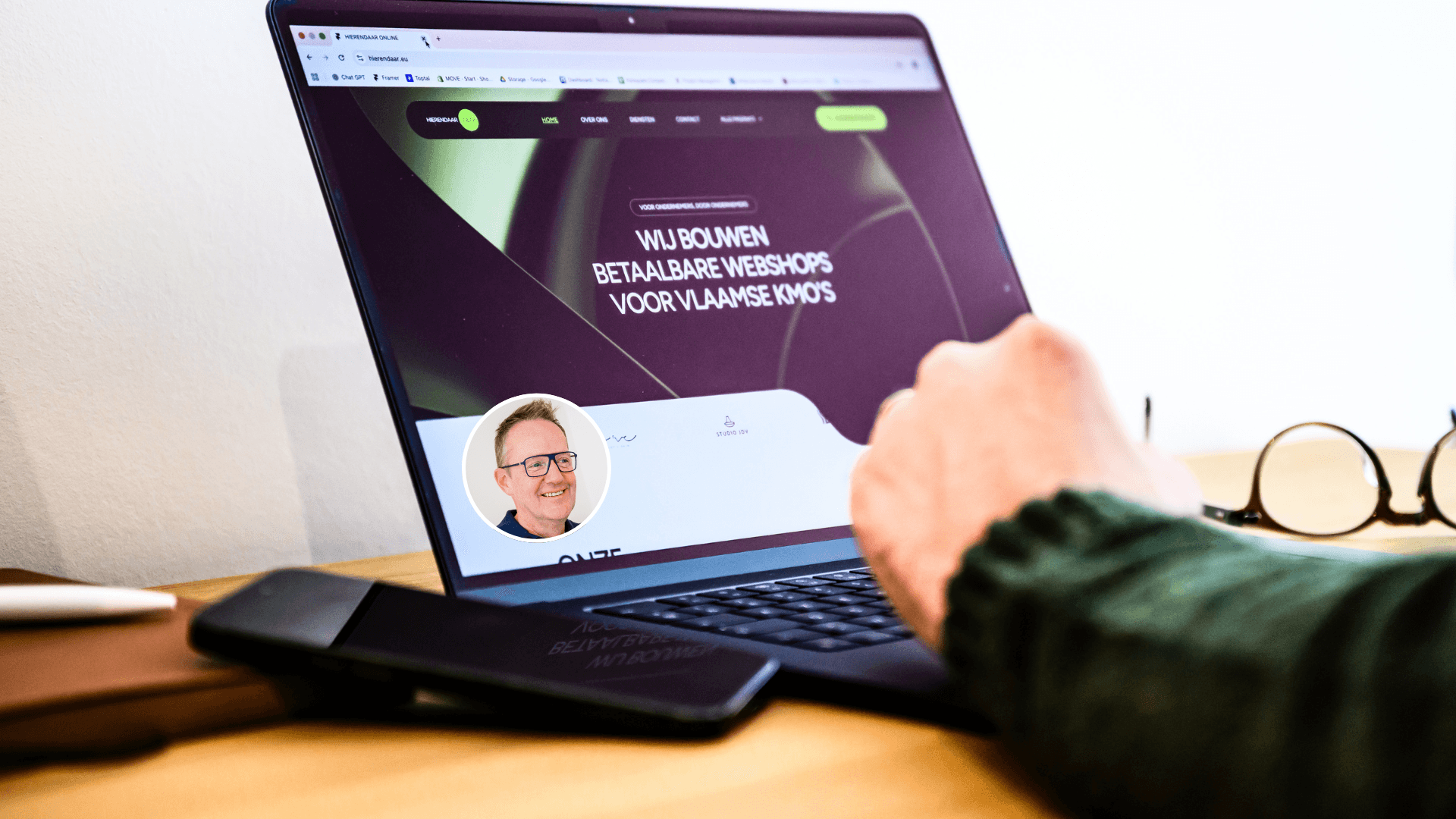 Laptop met een gratis scan van Hierendaar video op het scherm