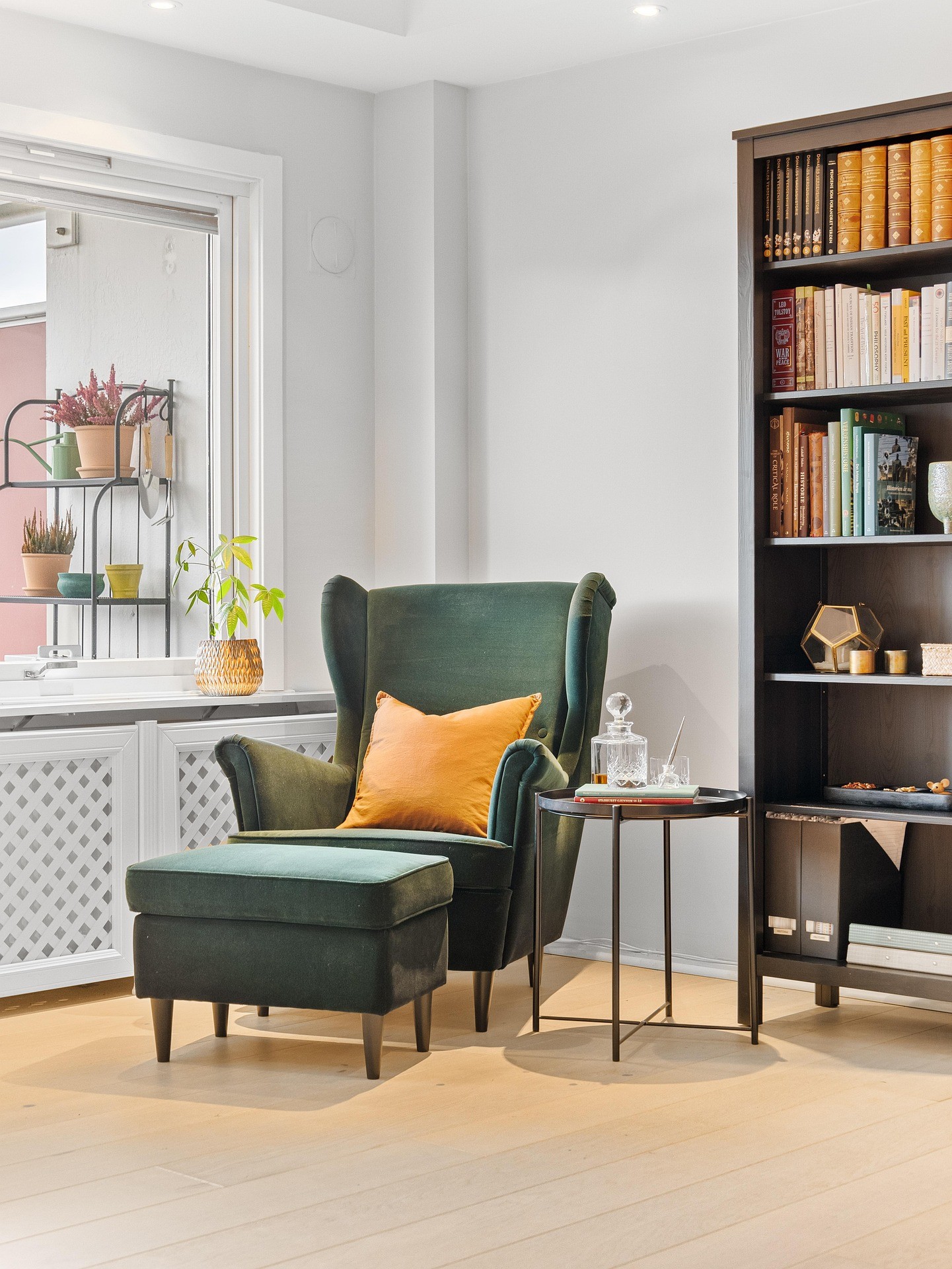 Illustration des points forts : un salon dans les tons blancs, avec un canapé design et un grand miroir doré.