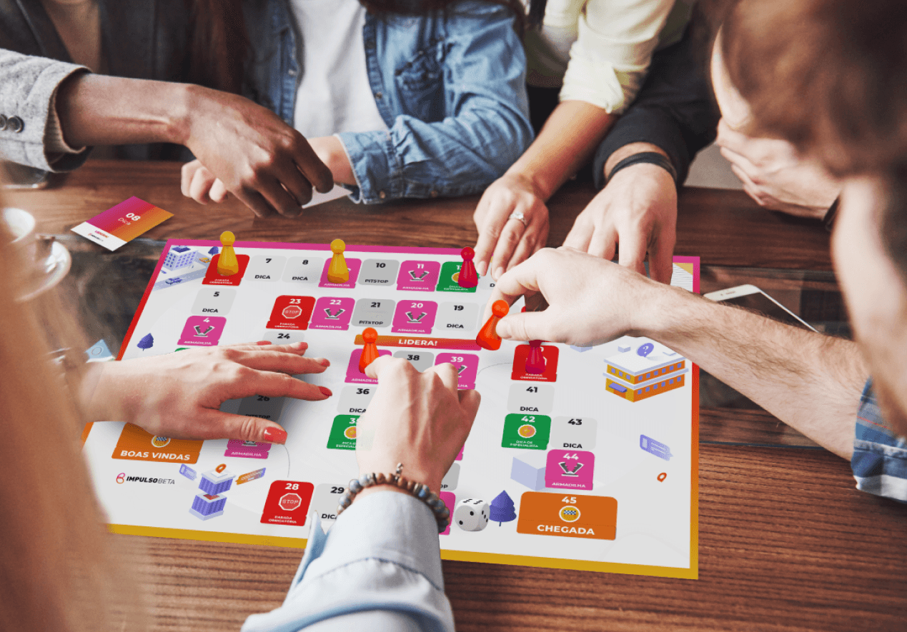 Grupo diverso de pessoas em pé, sorrindo e posando para a foto em frente a uma grande janela de escritório. A imagem transmite um ambiente acolhedor e colaborativo, refletindo a alegria e a união do grupo.