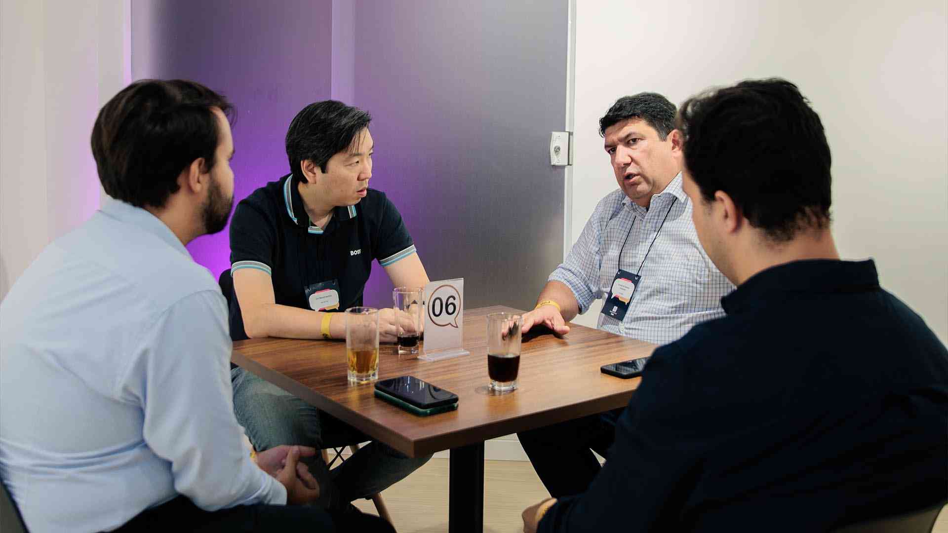 Discussão estratégica em pequeno grupo durante encontro do CMS Risk & Finance Club