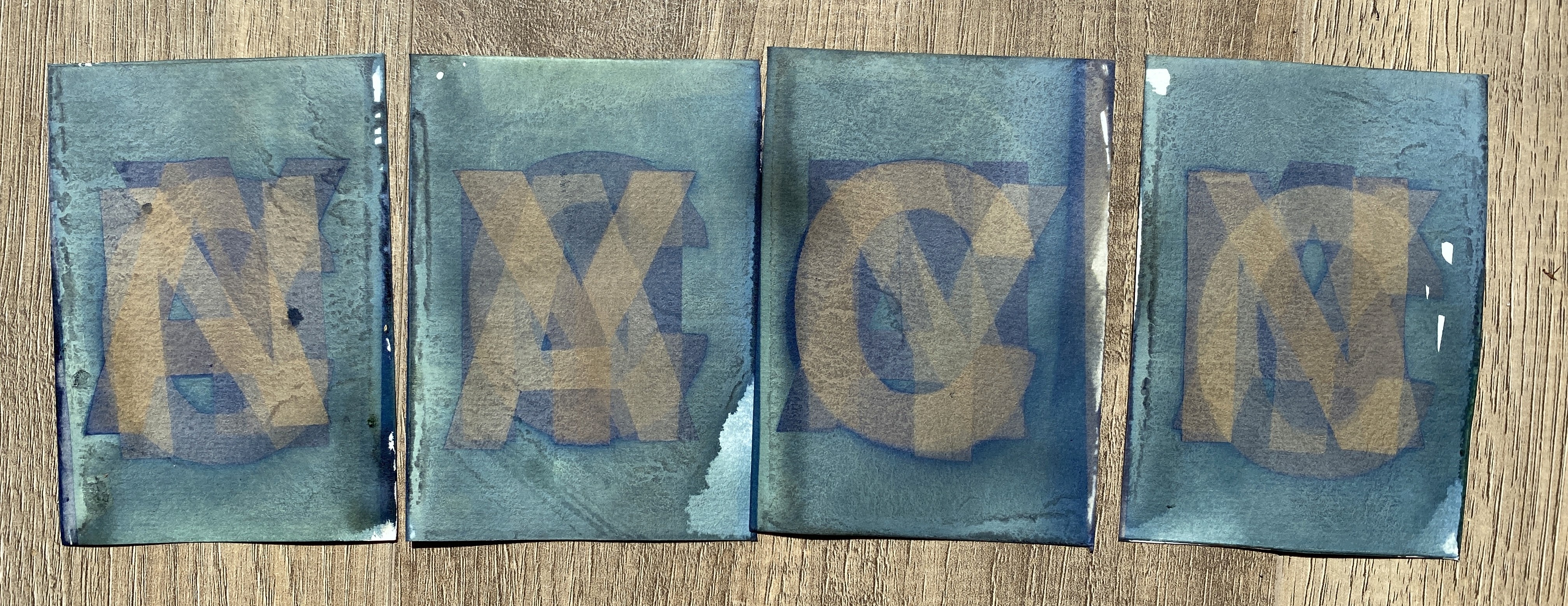 Herstellung der lichtempfindlichen Lösung für Cyanotypie: Mischen von Ammoniumeisen(III)-citrat und Kaliumferrizyanid für den Blaudruck.