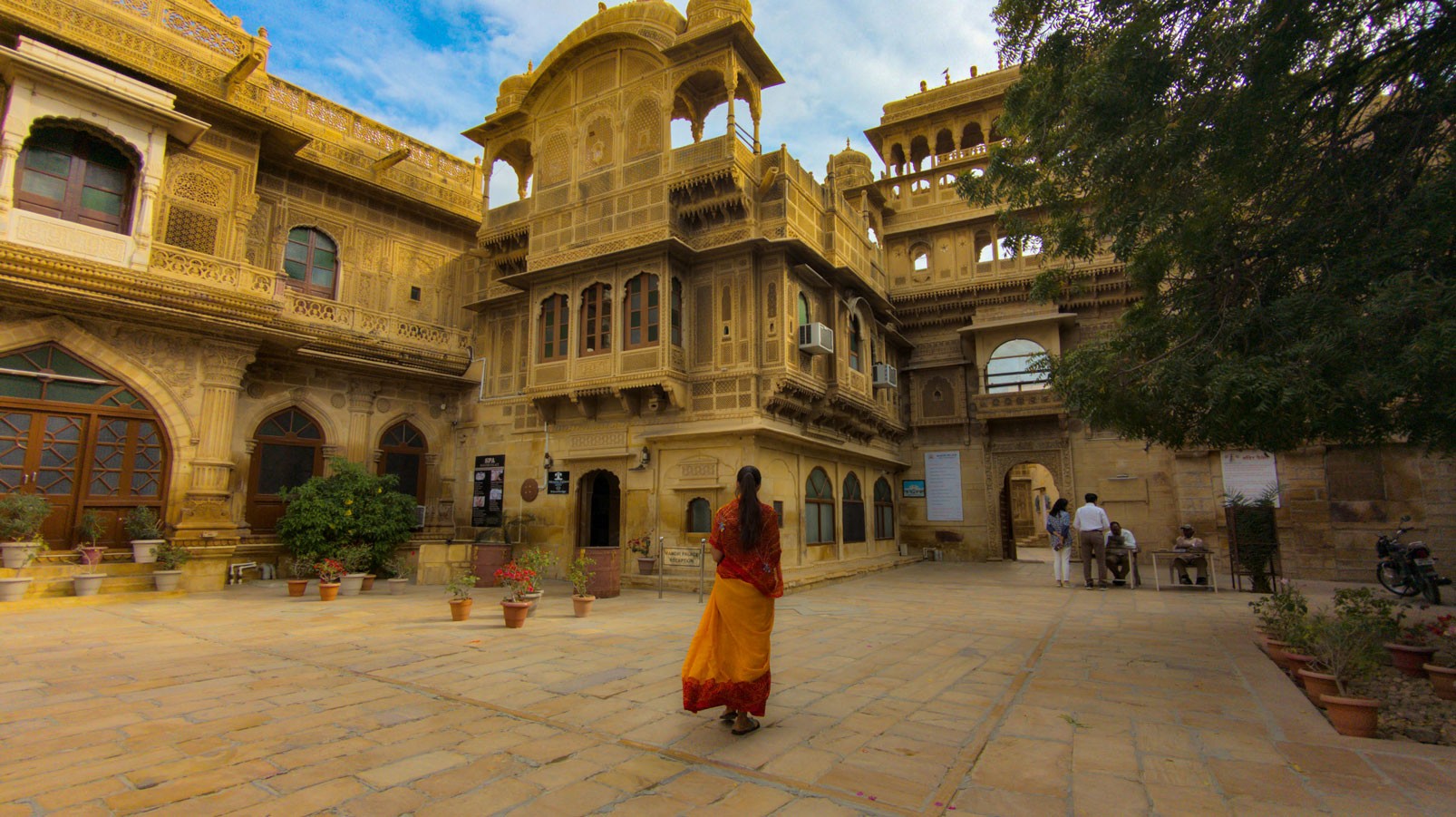 Photo of a Gabriela with typical indian clothes in front of Mandir Palace in Jaisalmer 