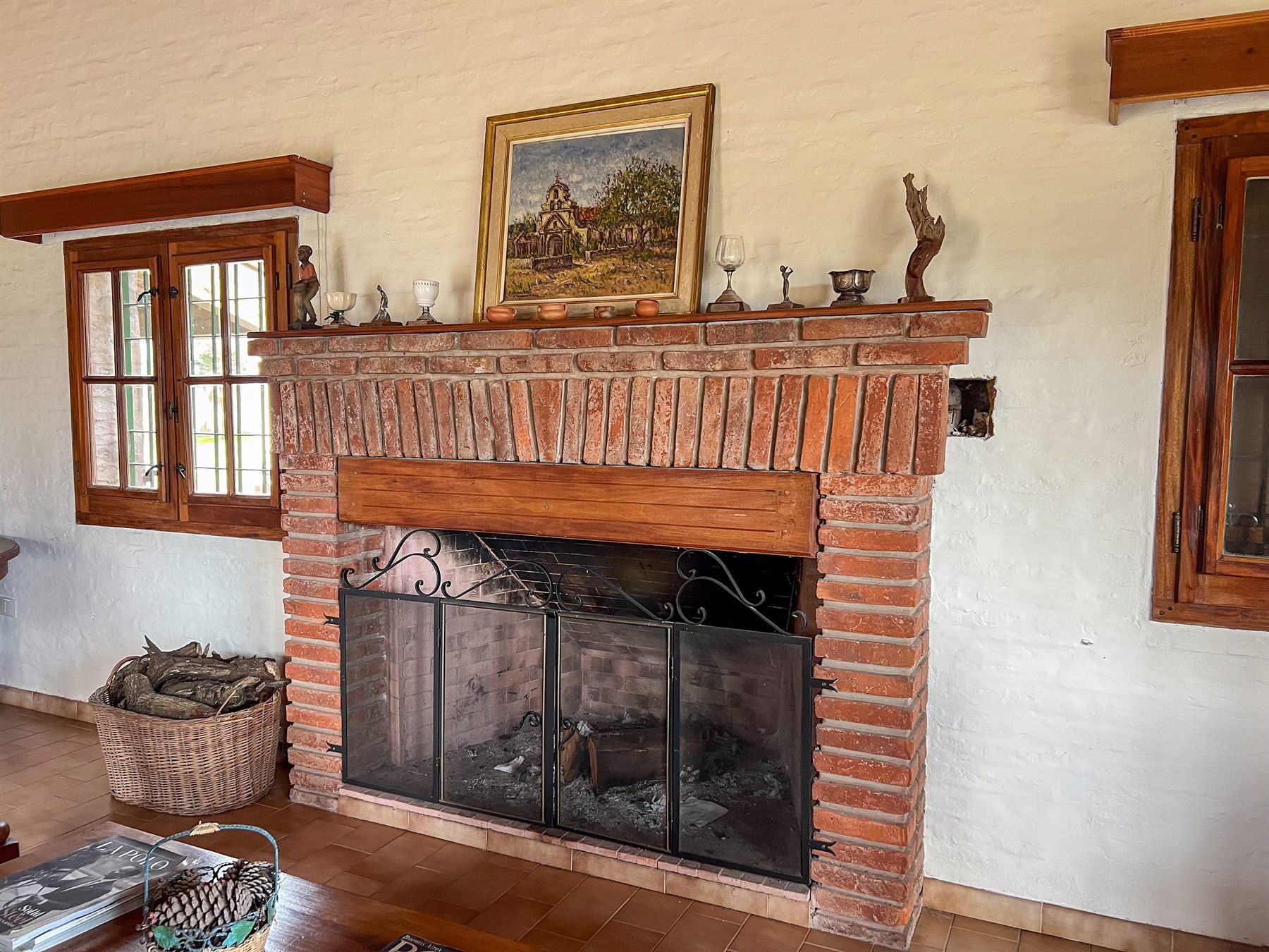 La chimenea de ladrillo del living de La Dorada