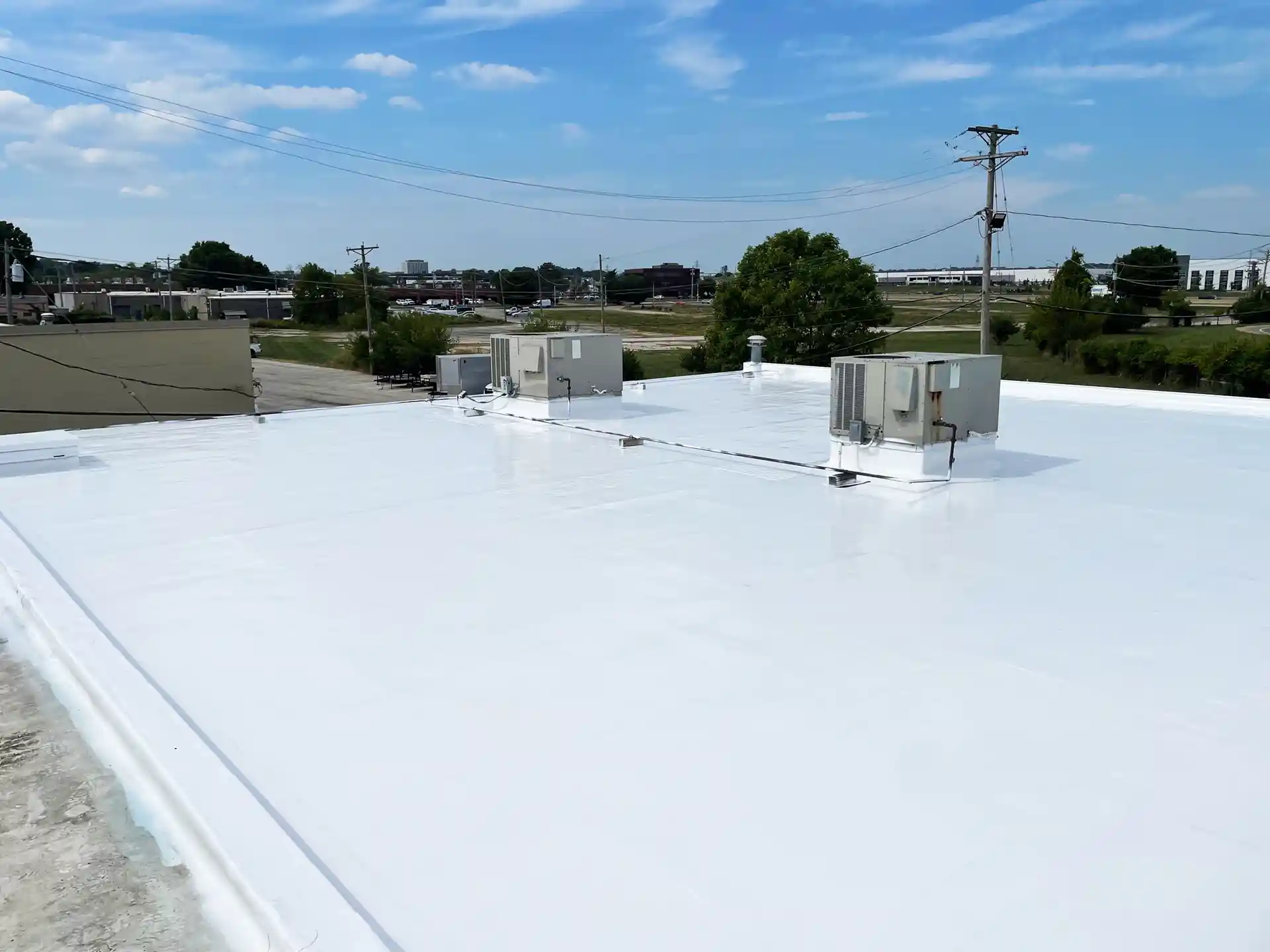 Un revêtement de toit commercial en silicone blanc à Saint-Louis