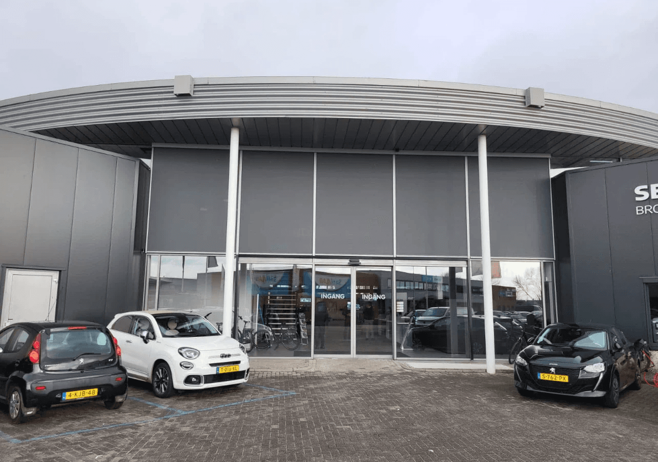 Zonwering op bedrijfspand - door Dugreja