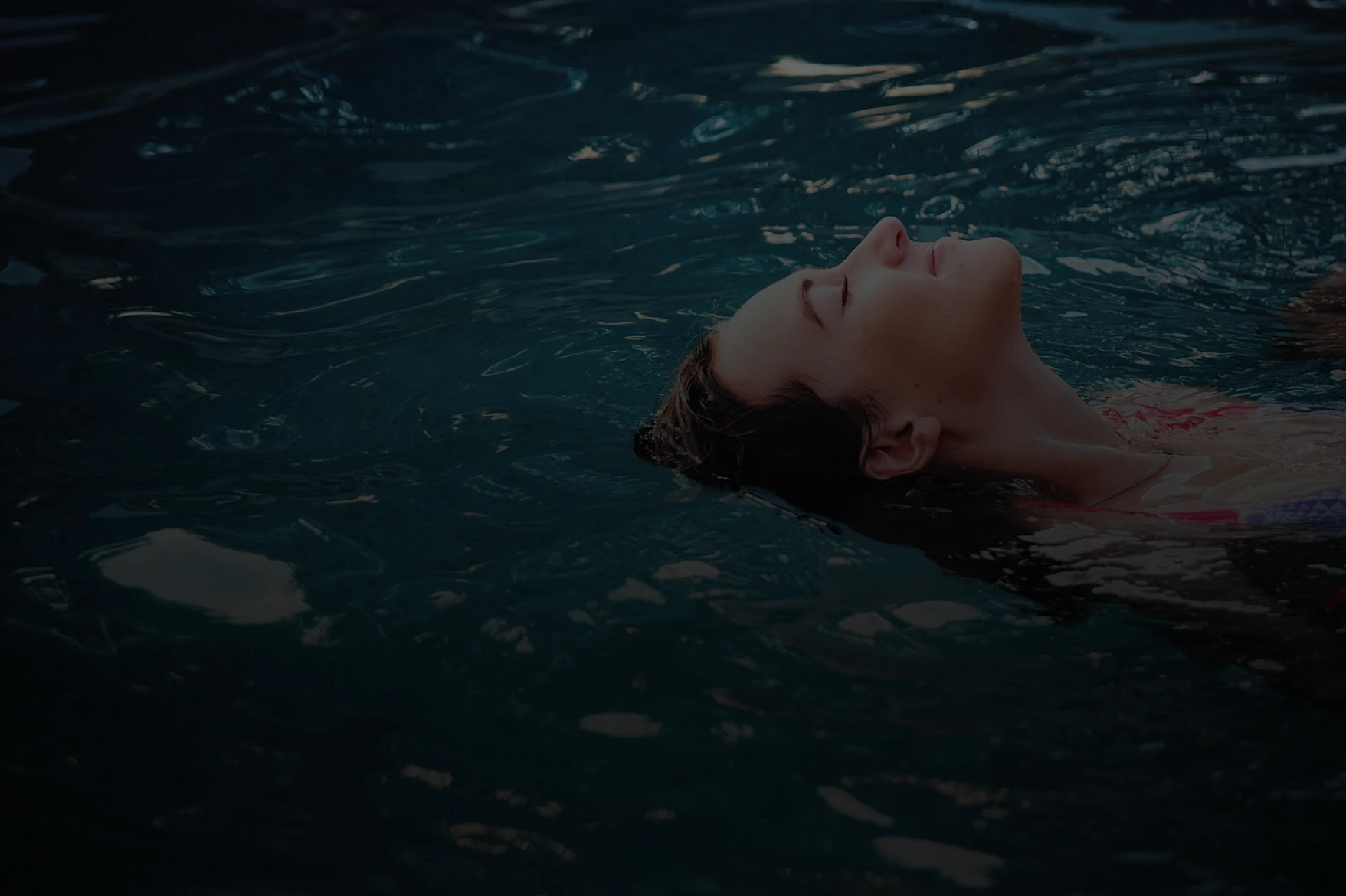 Une femme détendue, flottant dans l'eau, profitant d'une séance de Janzu