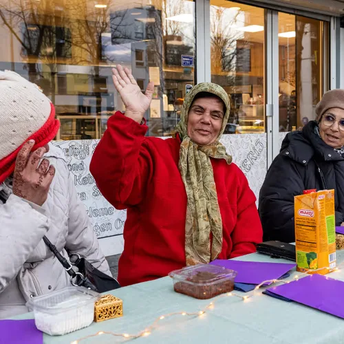 Buurtbewoners aan tafel bij een activiteit in de wijk