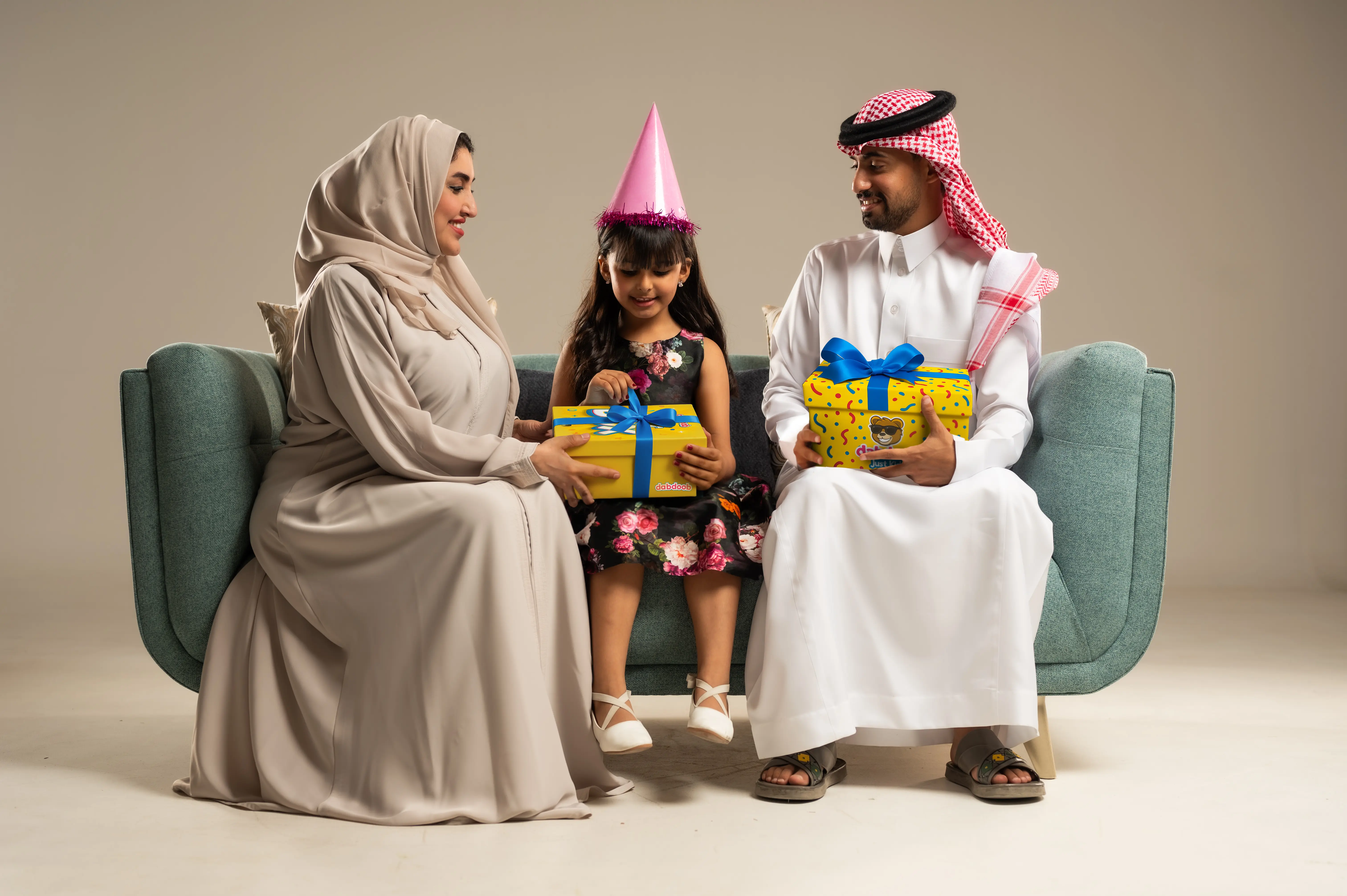 الطفل سعيد بالهدايا التي تم شراؤها على تطبيق دبدوب للهواتف المحمولة الذي طورته نيزك