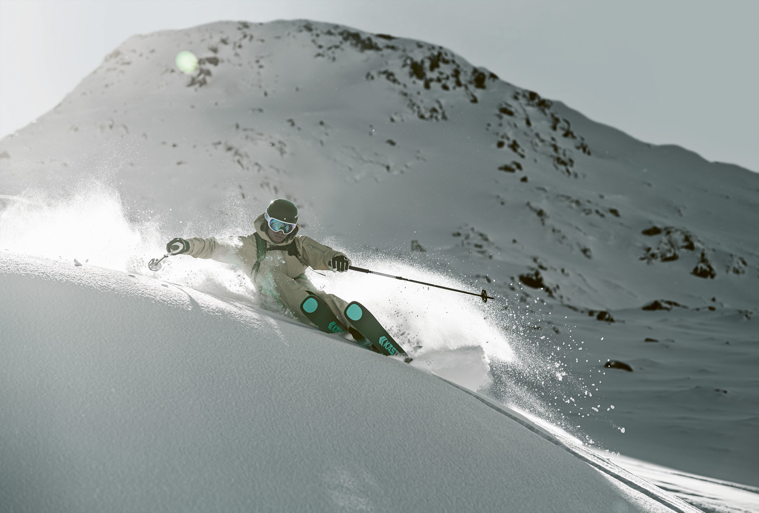 Ein Skifahrer in voller Fahrt auf einem verschneiten Berghang, dynamisch in Szene gesetzt mit Kästle Skiern, die für Präzision und Performance stehen.