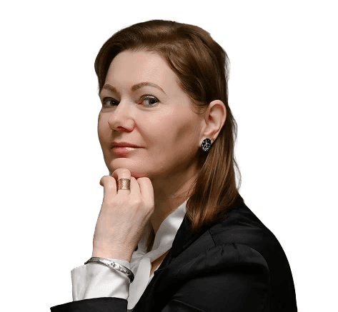 Ülő nő portréja, könyöke az asztalon, keze az arcán, kék háttérrel.