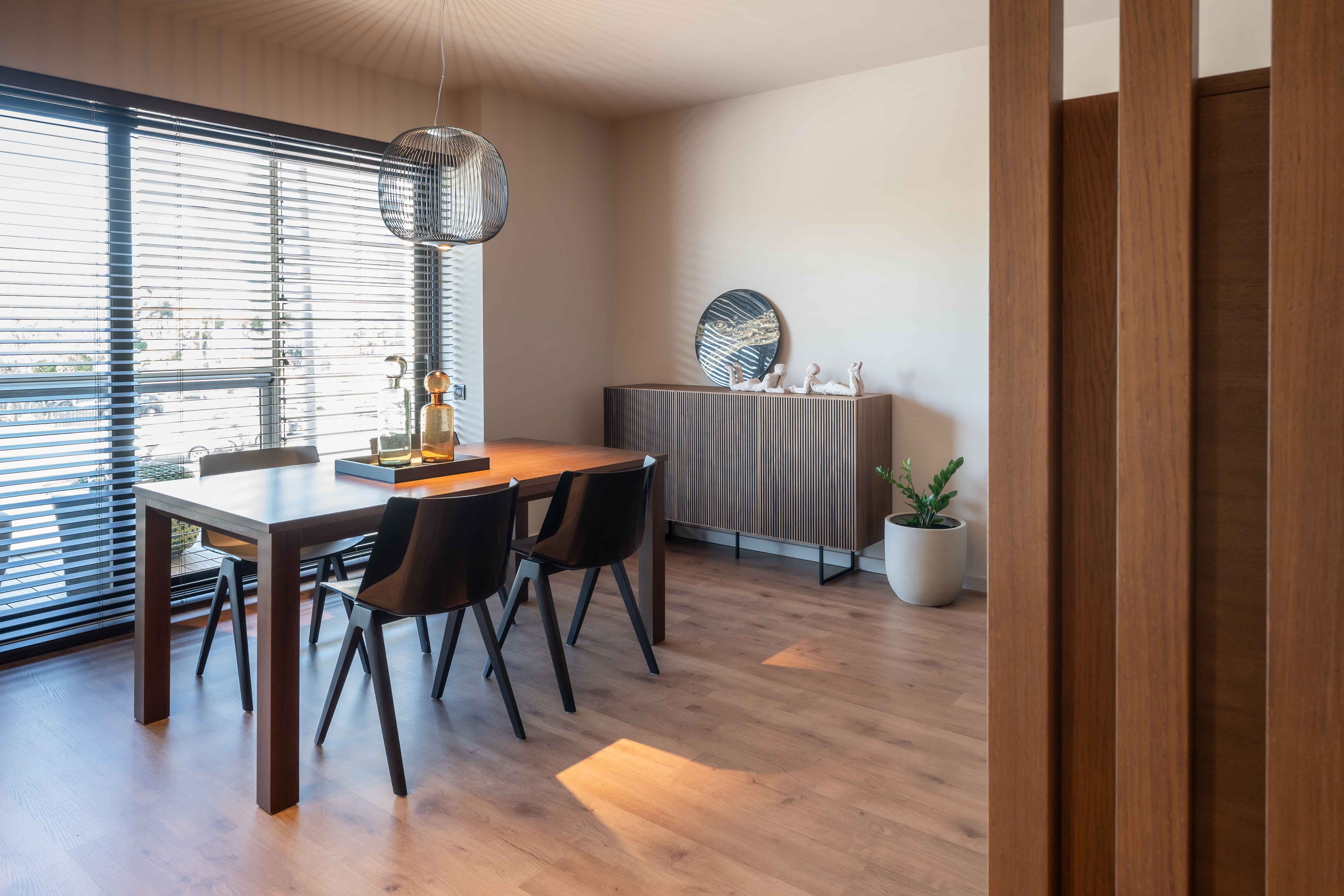 Comedor con muebles de madera oscura